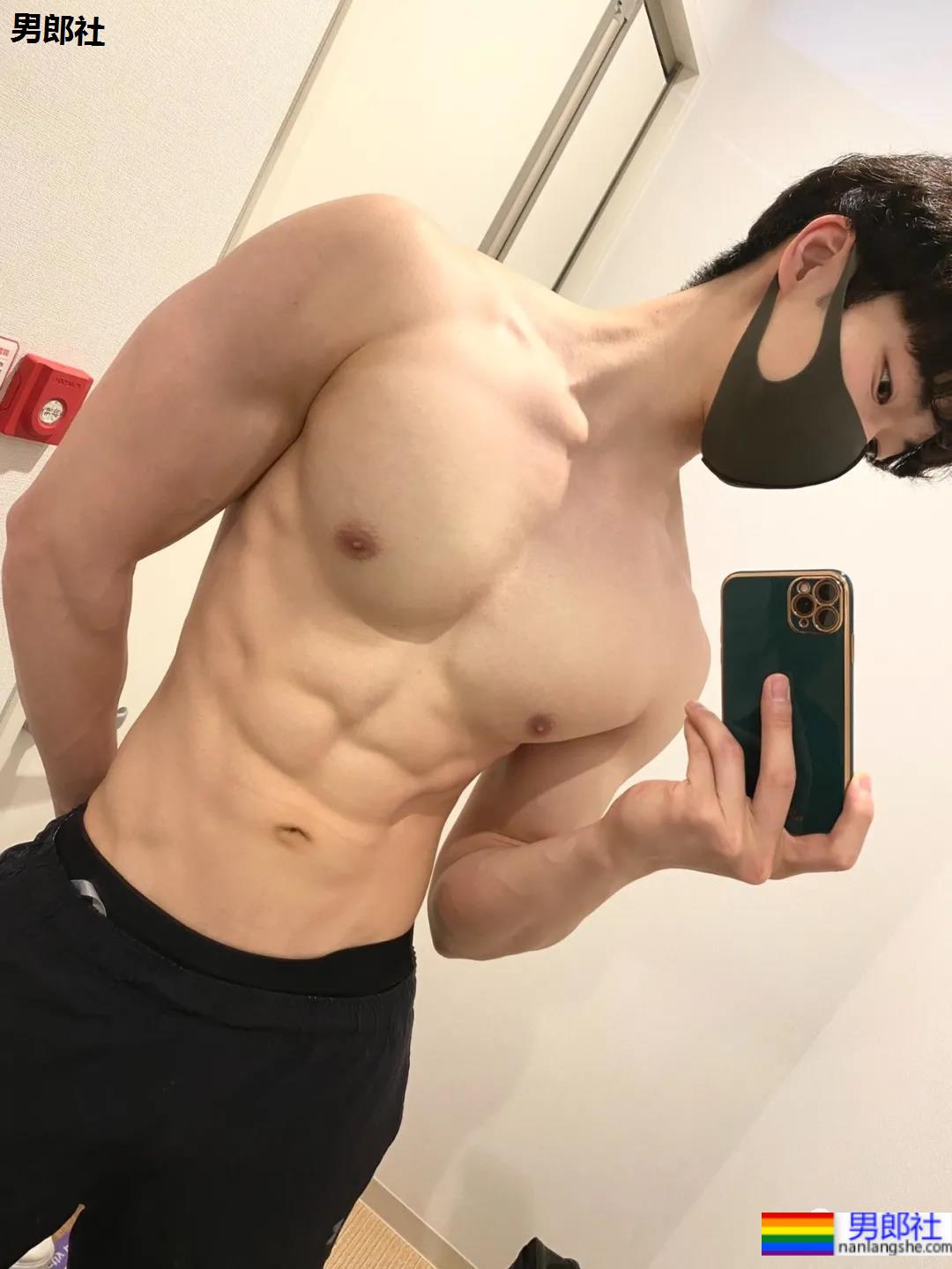 推特日本小伙的胸肌好看，老阿姨都不淡定了！ - 51虹马