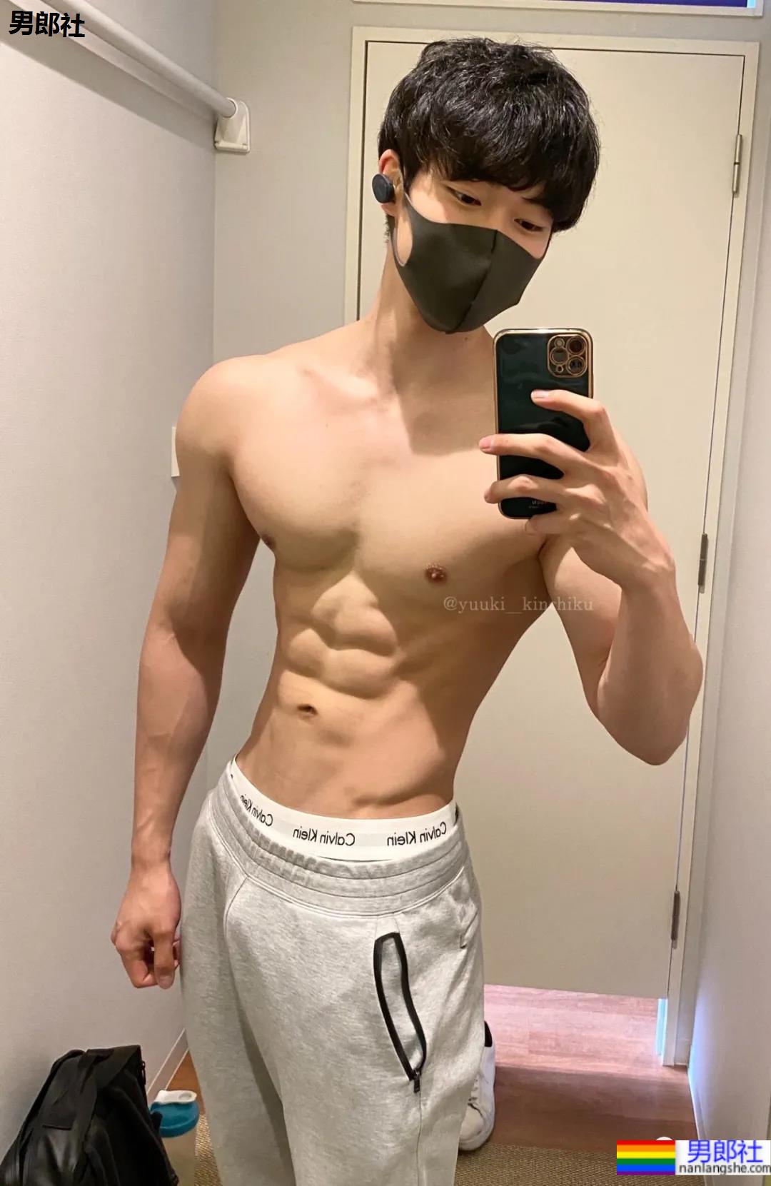 推特日本小伙的胸肌好看，老阿姨都不淡定了！ - 51虹马