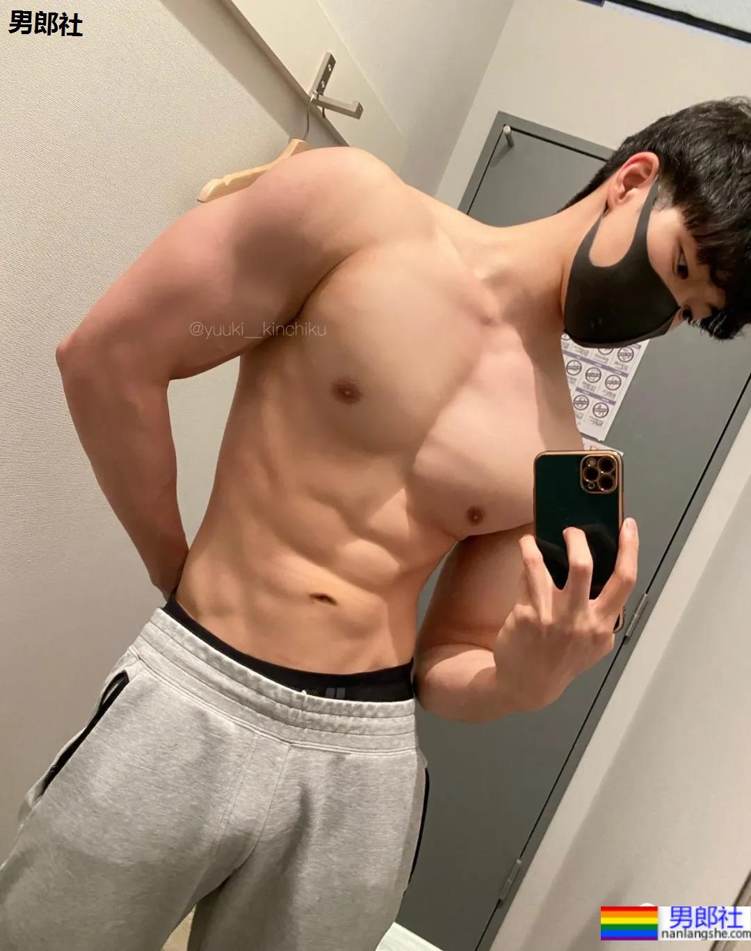 推特日本小伙的胸肌好看，老阿姨都不淡定了！ - 51虹马