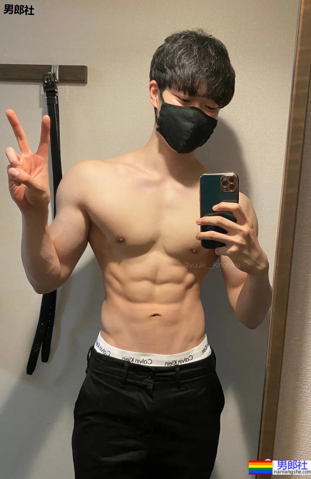 推特日本小伙的胸肌好看，老阿姨都不淡定了！ - 51虹马