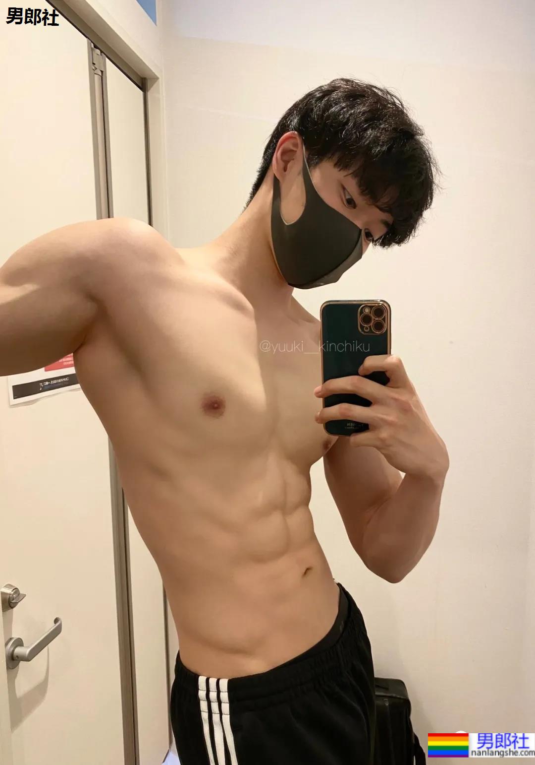 推特日本小伙的胸肌好看，老阿姨都不淡定了！ - 51虹马