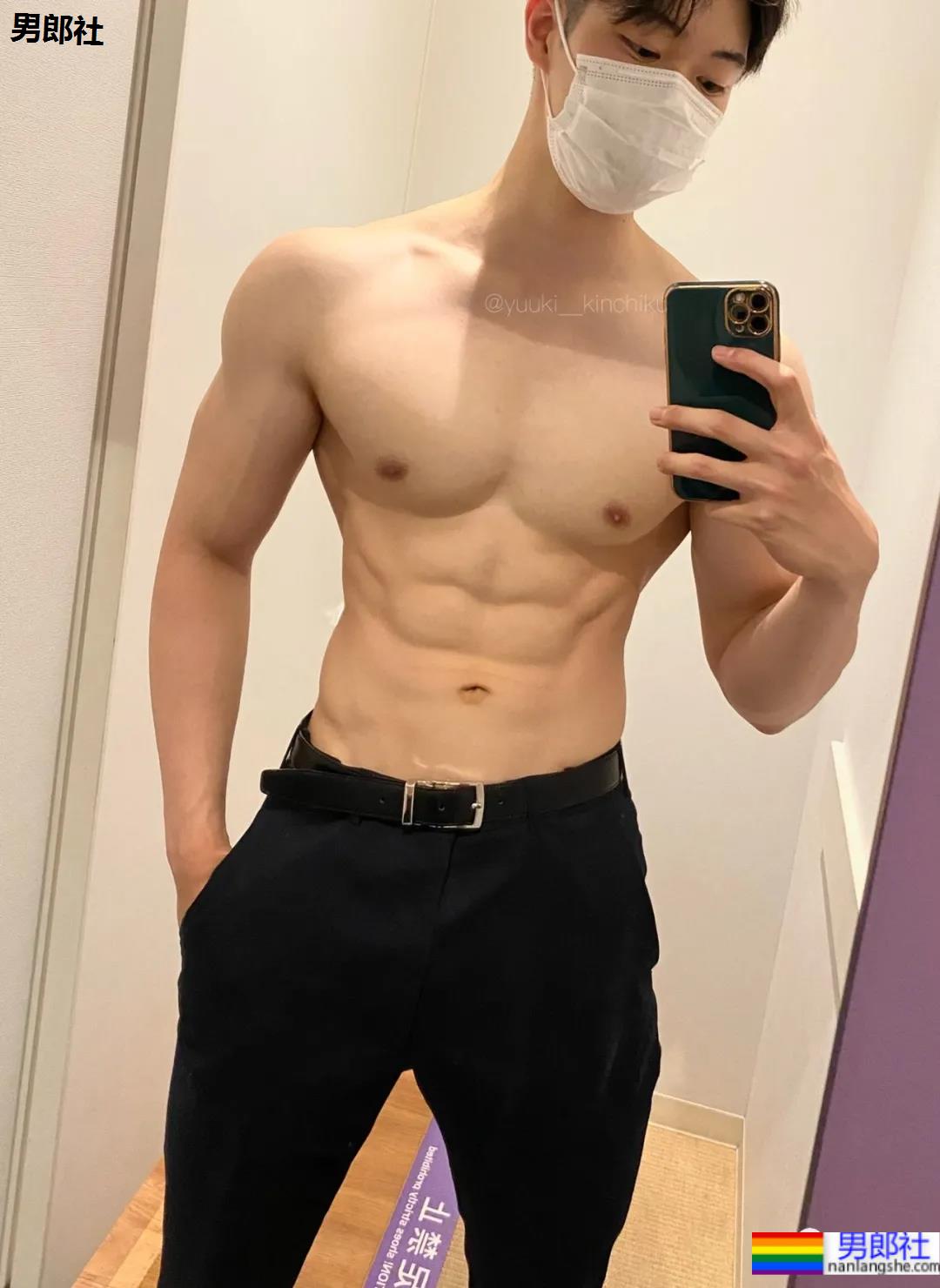 推特日本小伙的胸肌好看，老阿姨都不淡定了！ - 51虹马