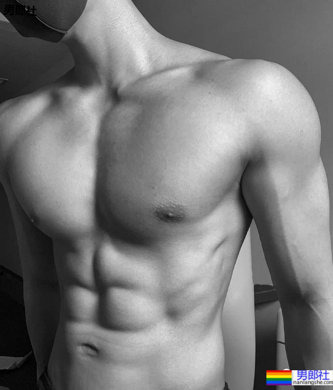 推特日本小伙的胸肌好看，老阿姨都不淡定了！ - 51虹马