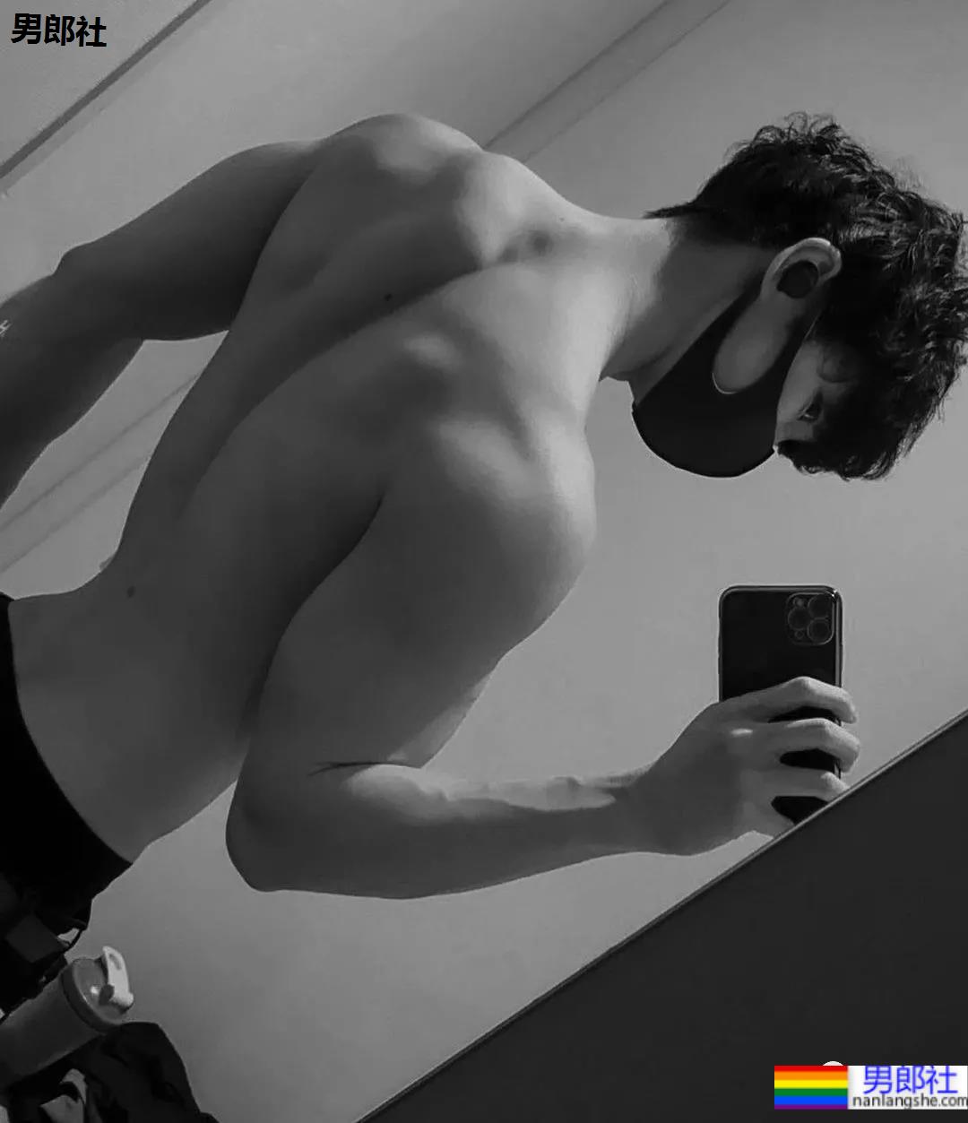 推特日本小伙的胸肌好看，老阿姨都不淡定了！ - 51虹马