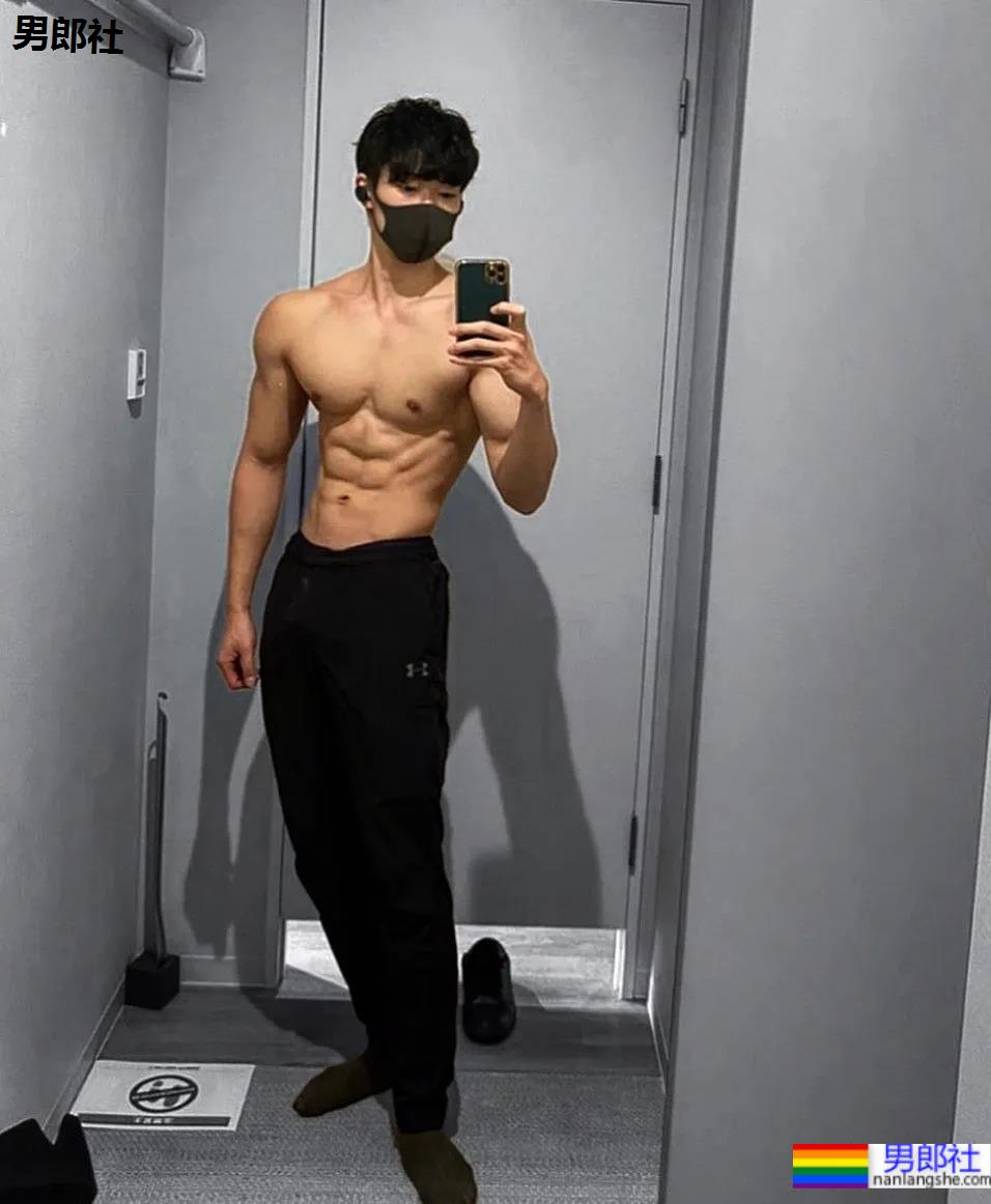 推特日本小伙的胸肌好看，老阿姨都不淡定了！ - 51虹马