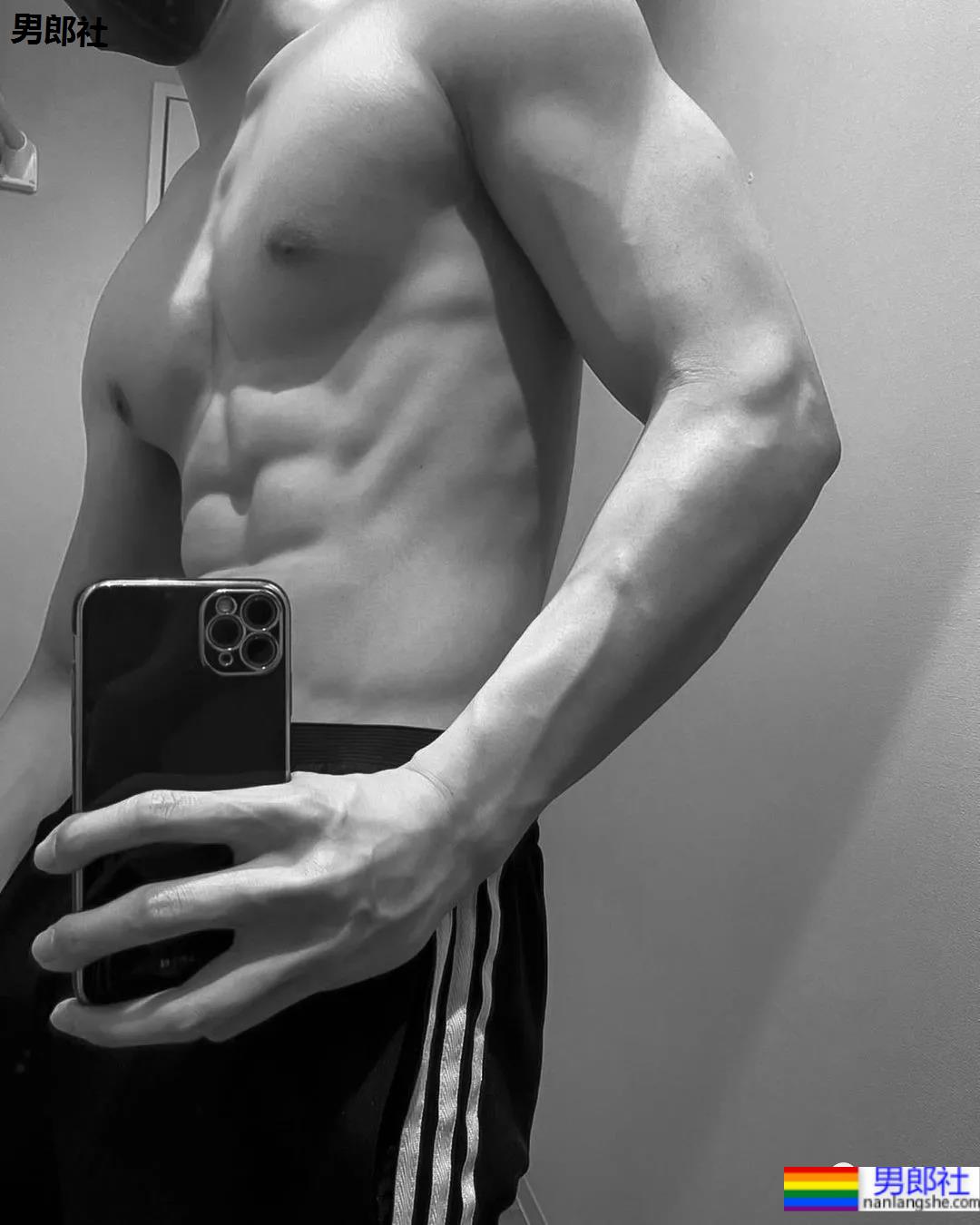 推特日本小伙的胸肌好看，老阿姨都不淡定了！ - 51虹马