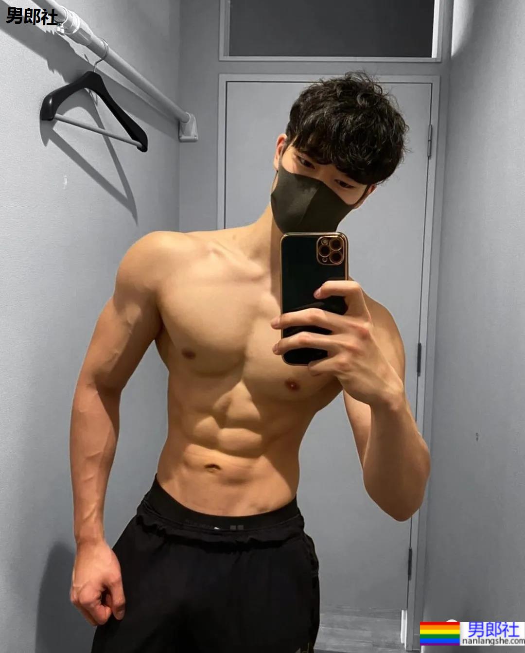 推特日本小伙的胸肌好看，老阿姨都不淡定了！ - 51虹马