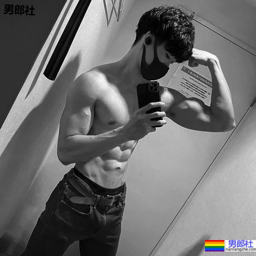 推特日本小伙的胸肌好看，老阿姨都不淡定了！ - 51虹马