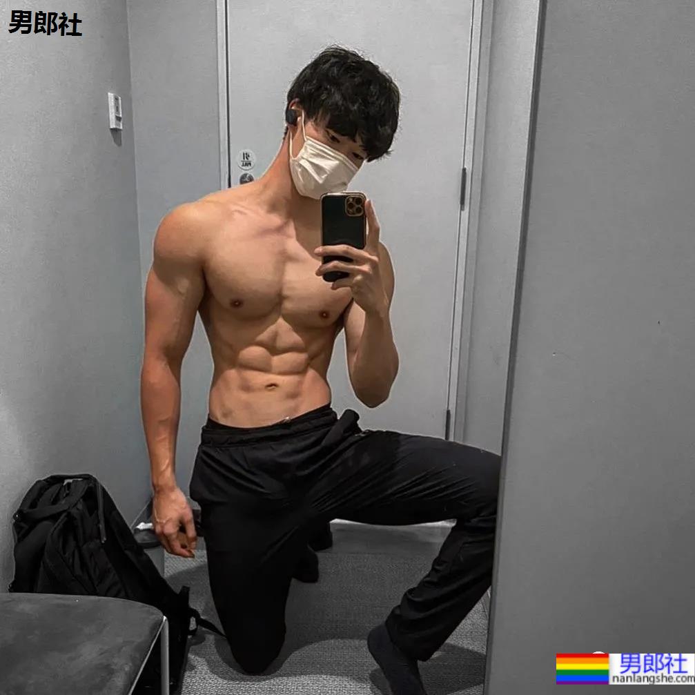 推特日本小伙的胸肌好看，老阿姨都不淡定了！ - 51虹马