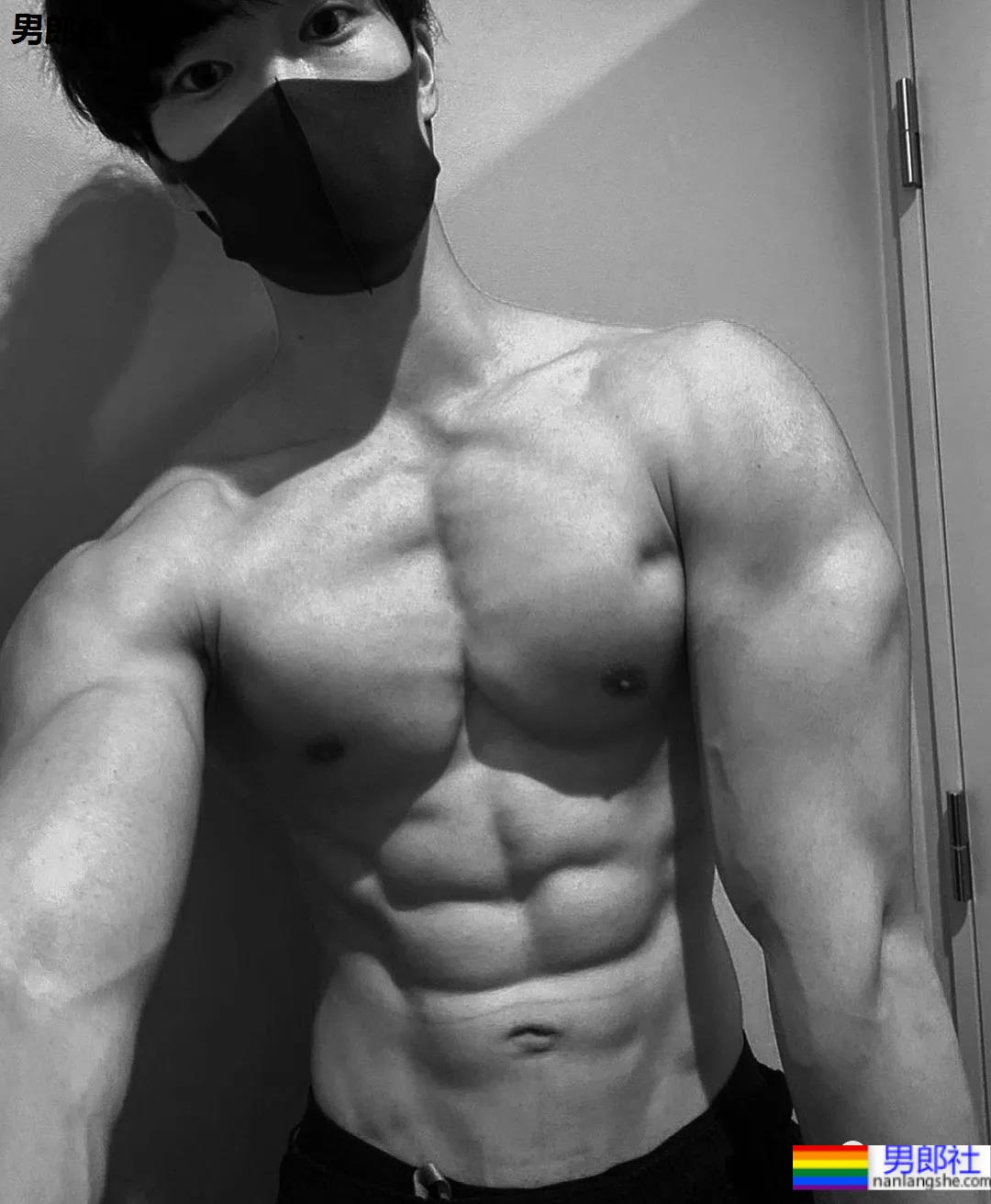 推特日本小伙的胸肌好看，老阿姨都不淡定了！ - 51虹马