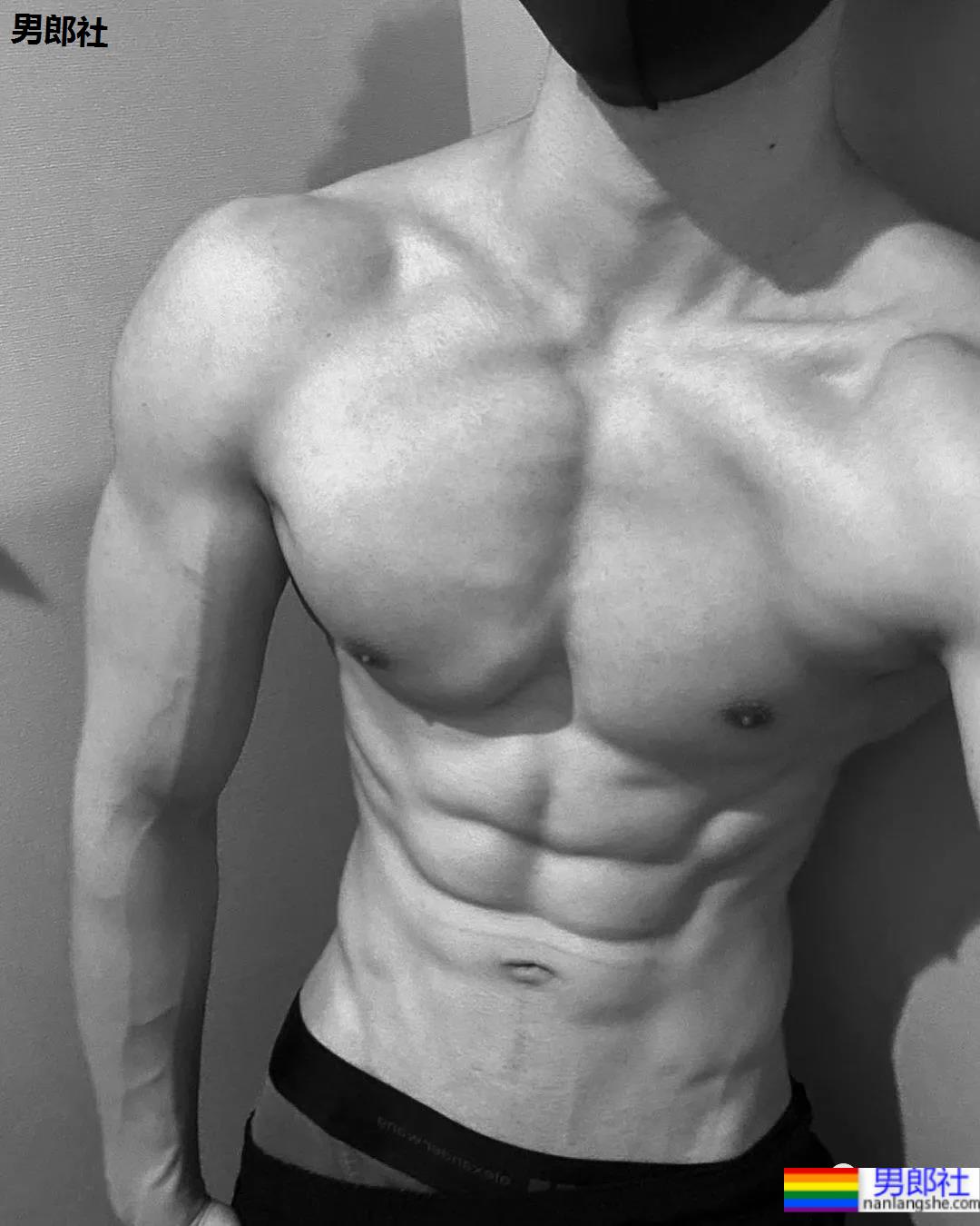 推特日本小伙的胸肌好看，老阿姨都不淡定了！ - 51虹马