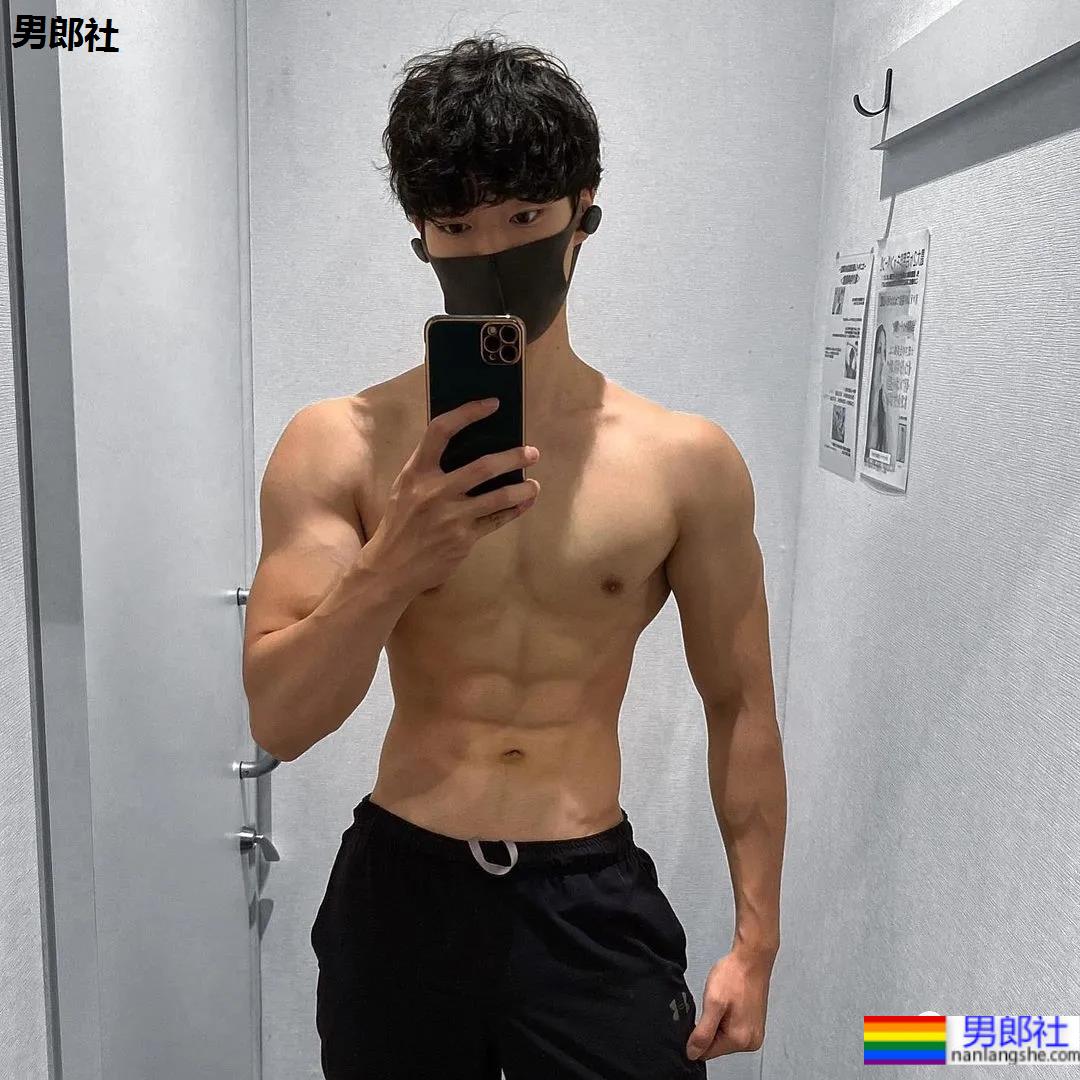 推特日本小伙的胸肌好看，老阿姨都不淡定了！ - 51虹马