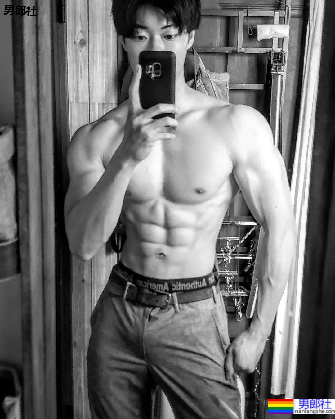 推特日本小伙的胸肌好看，老阿姨都不淡定了！ - 51虹马