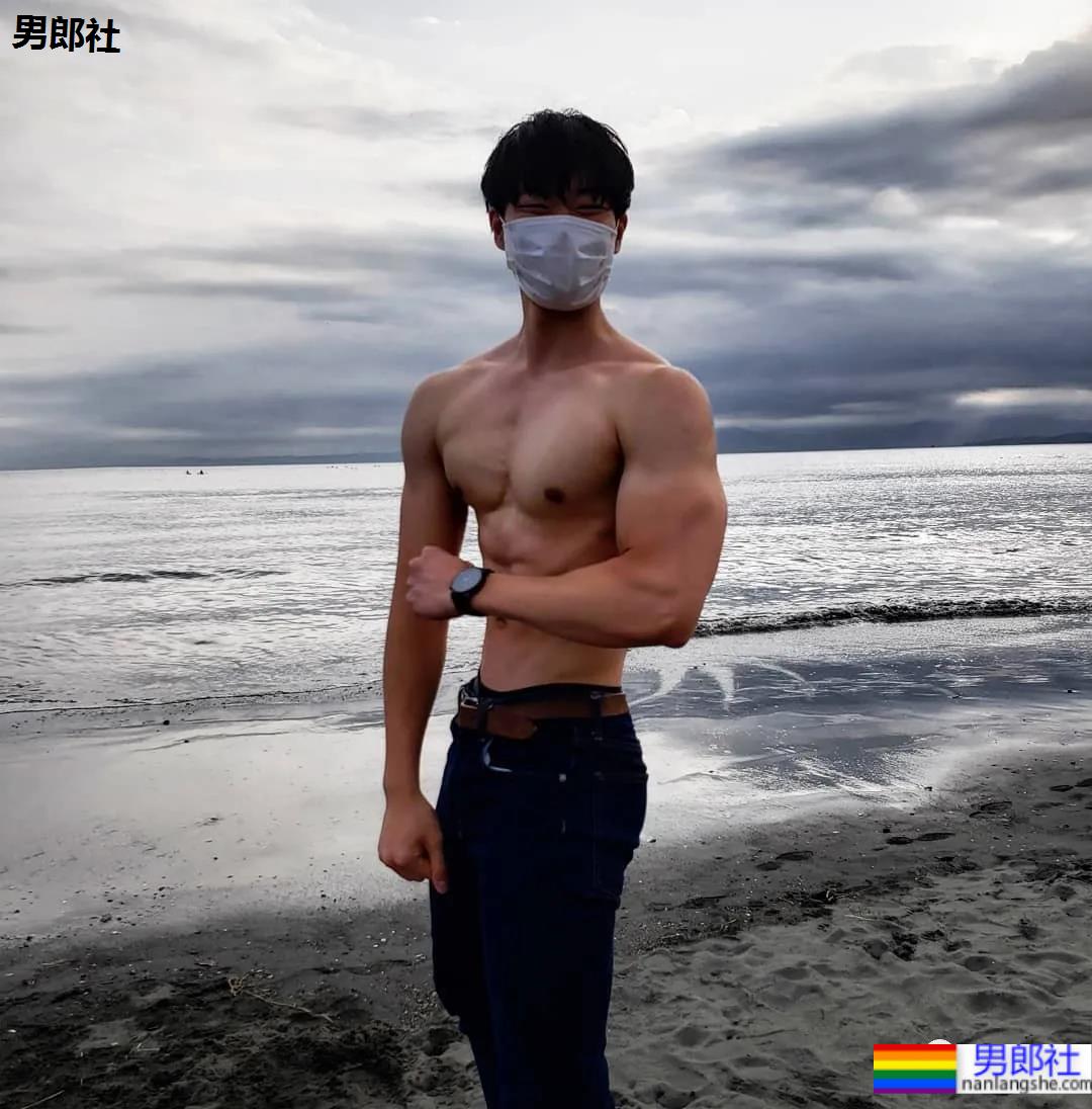 推特日本小伙的胸肌好看，老阿姨都不淡定了！ - 51虹马