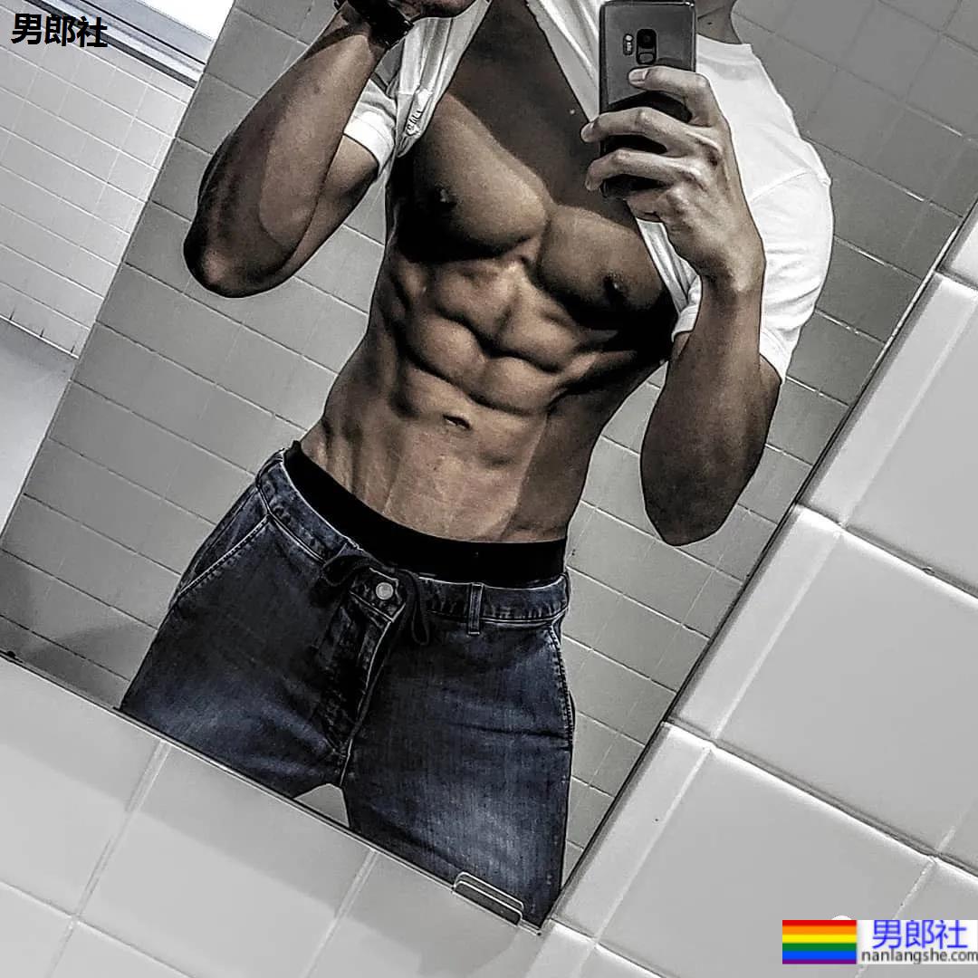 推特日本小伙的胸肌好看，老阿姨都不淡定了！ - 51虹马