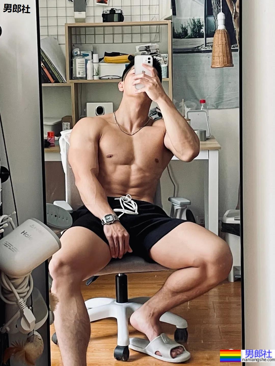 对镜自拍的D胸腹肌小哥,这身材力量感十足!-51虹马