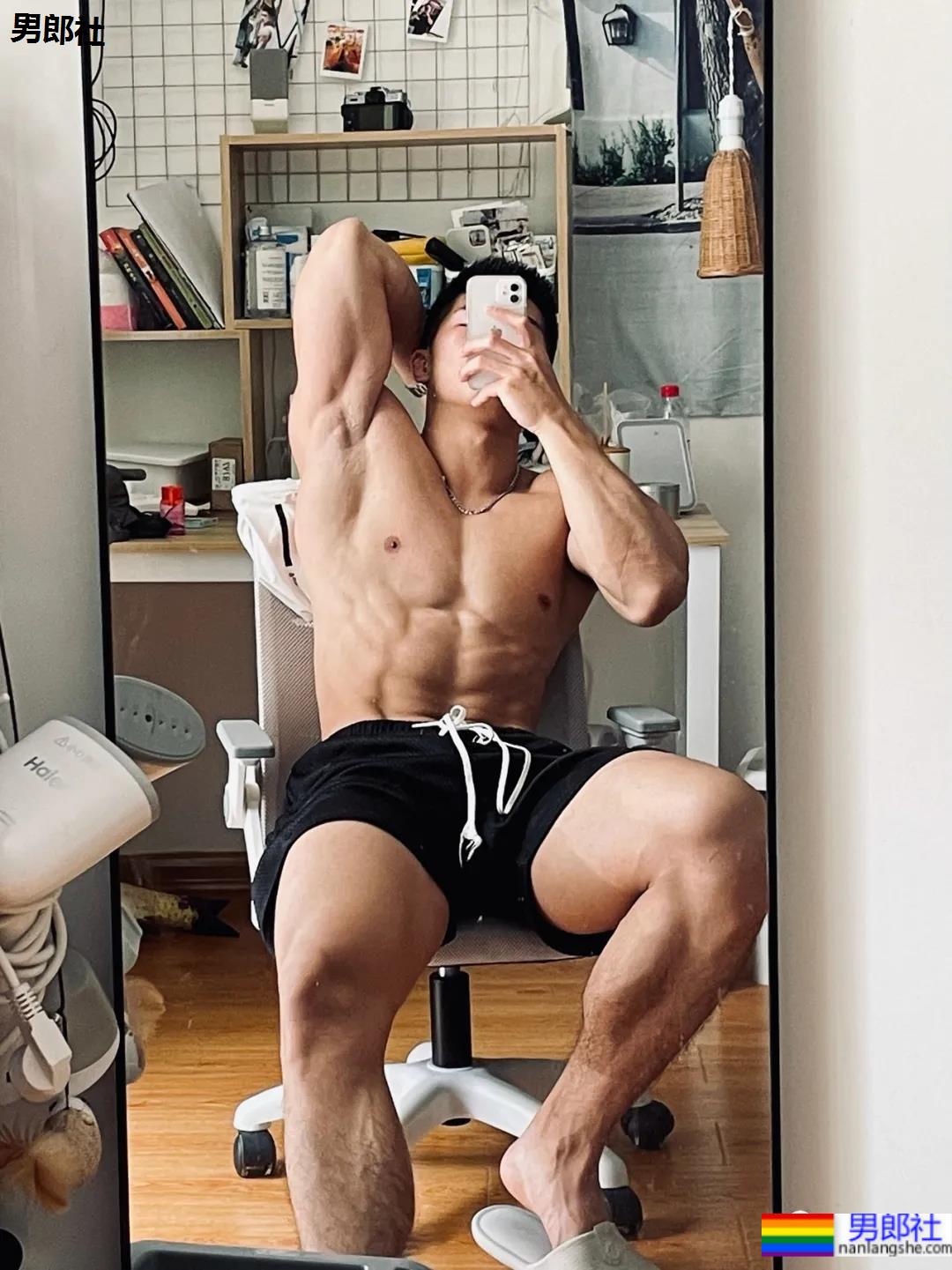 对镜自拍的D胸腹肌小哥，这身材力量感十足！ - 51虹马