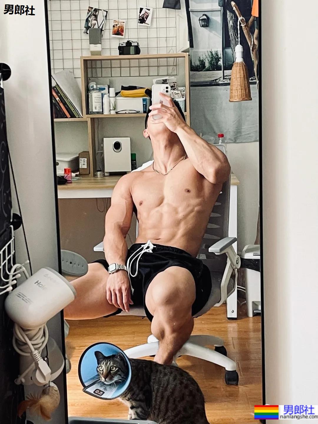 对镜自拍的D胸腹肌小哥，这身材力量感十足！ - 51虹马