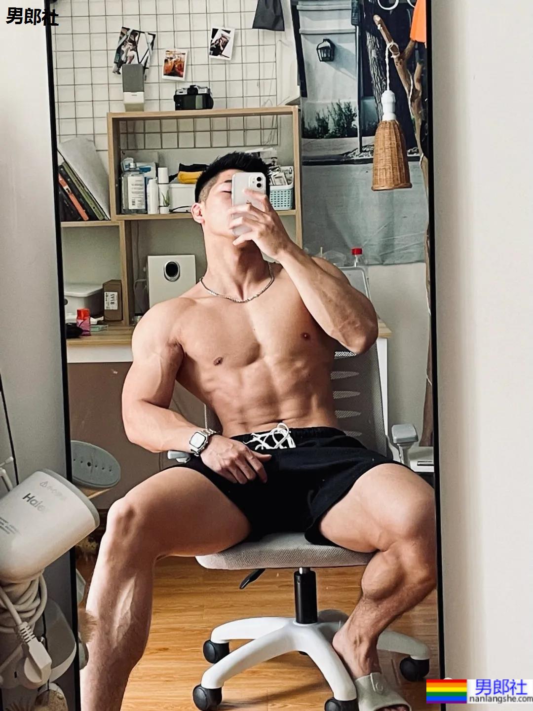 对镜自拍的D胸腹肌小哥，这身材力量感十足！ - 51虹马