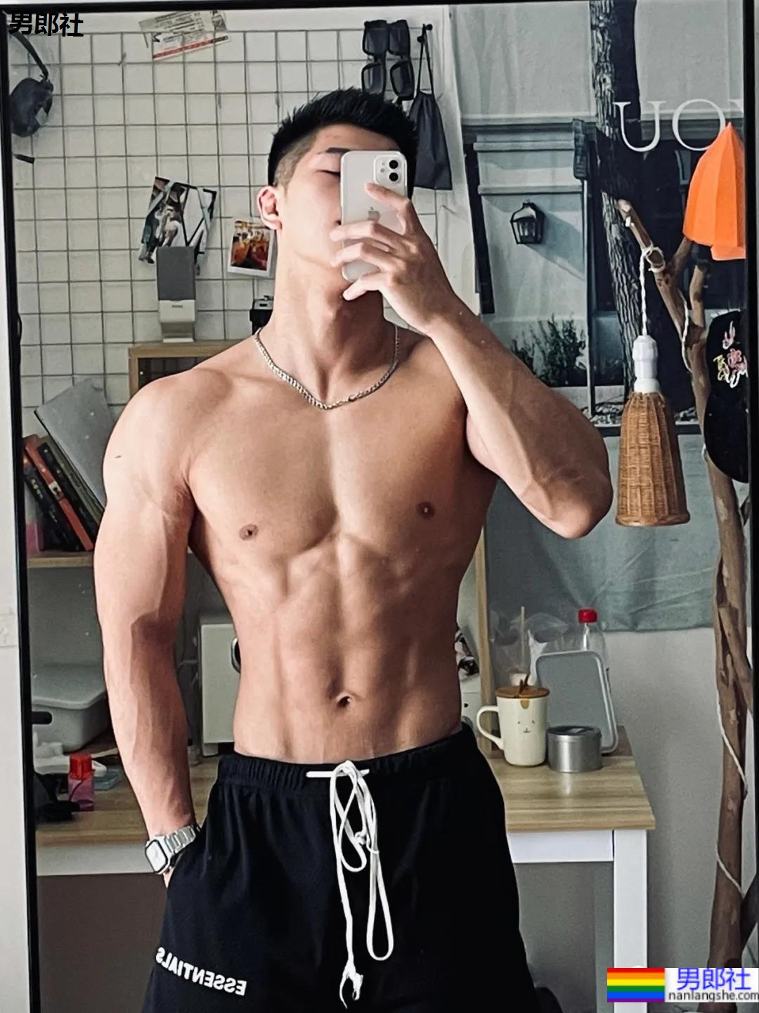 对镜自拍的D胸腹肌小哥，这身材力量感十足！ - 51虹马