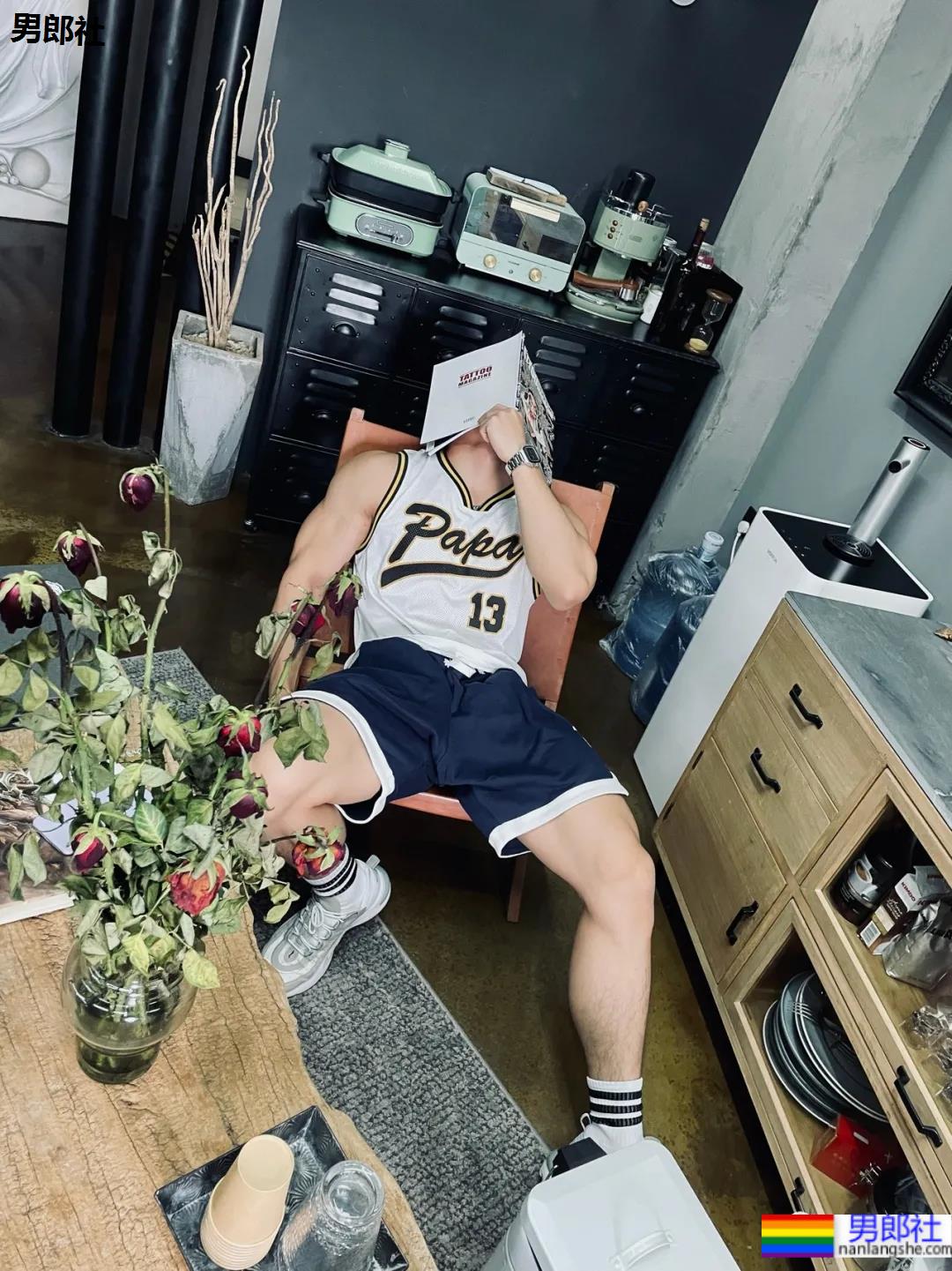 对镜自拍的D胸腹肌小哥，这身材力量感十足！ - 51虹马