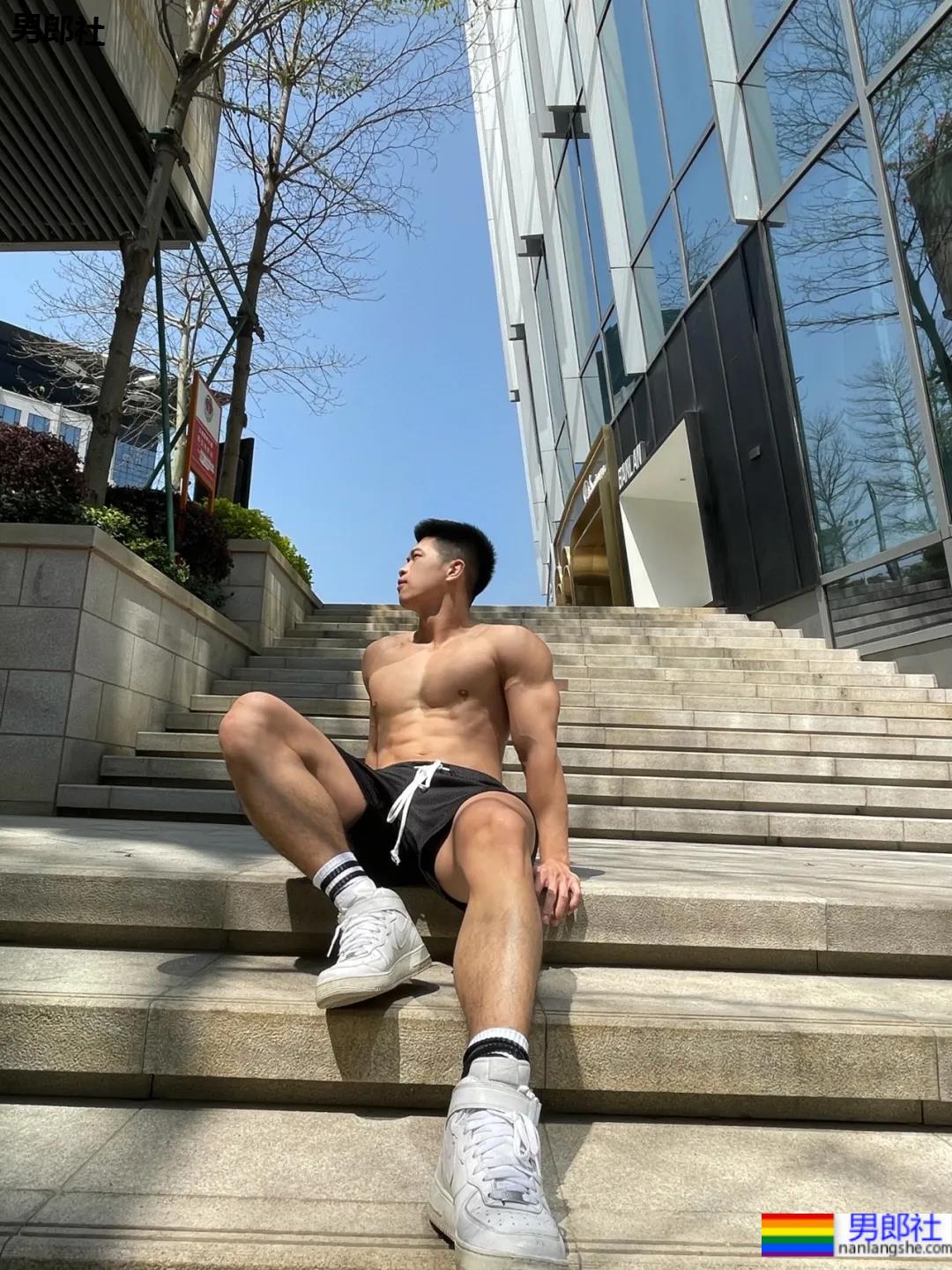 对镜自拍的D胸腹肌小哥，这身材力量感十足！ - 51虹马