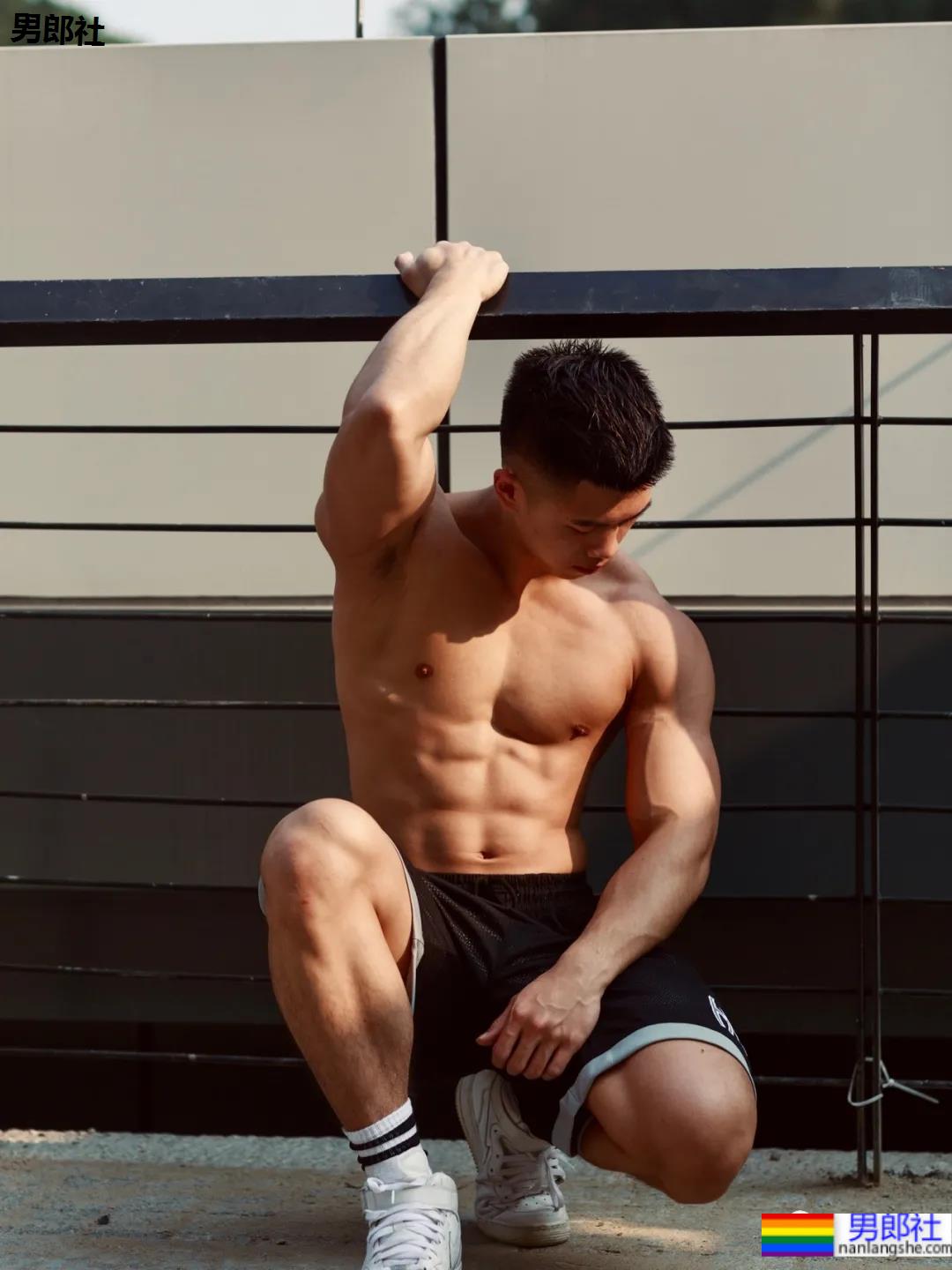 对镜自拍的D胸腹肌小哥，这身材力量感十足！ - 51虹马