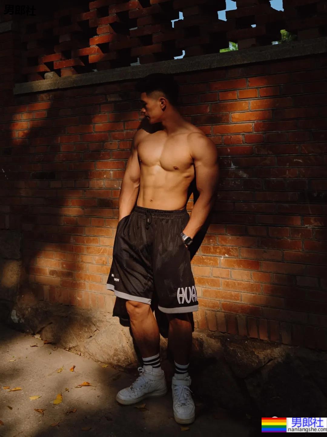 对镜自拍的D胸腹肌小哥，这身材力量感十足！ - 51虹马