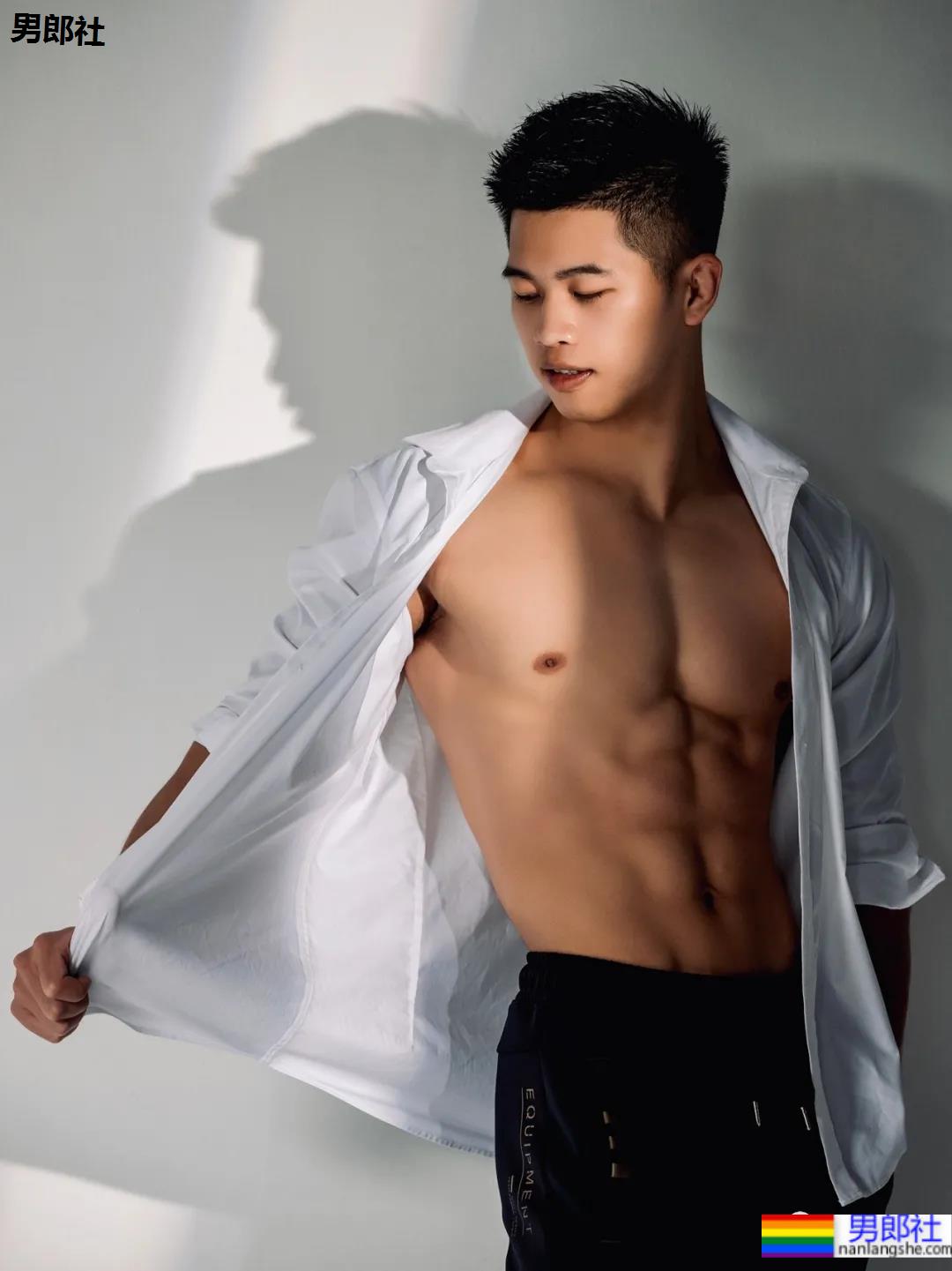 对镜自拍的D胸腹肌小哥，这身材力量感十足！ - 51虹马