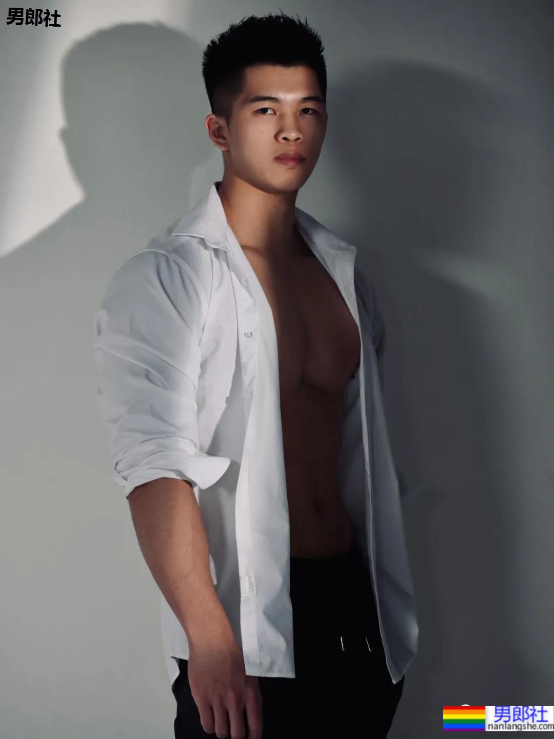 对镜自拍的D胸腹肌小哥，这身材力量感十足！ - 51虹马