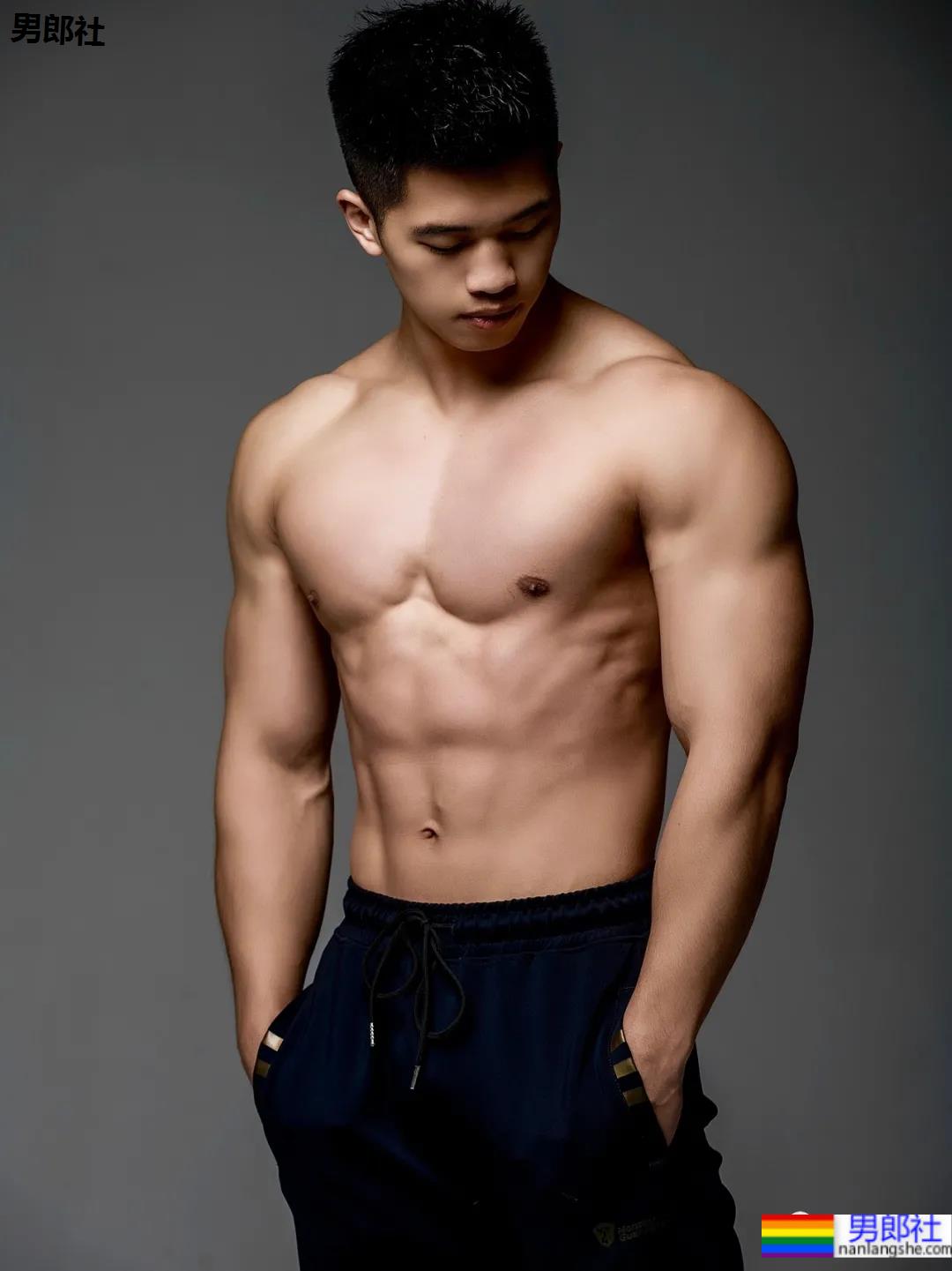 对镜自拍的D胸腹肌小哥，这身材力量感十足！ - 51虹马