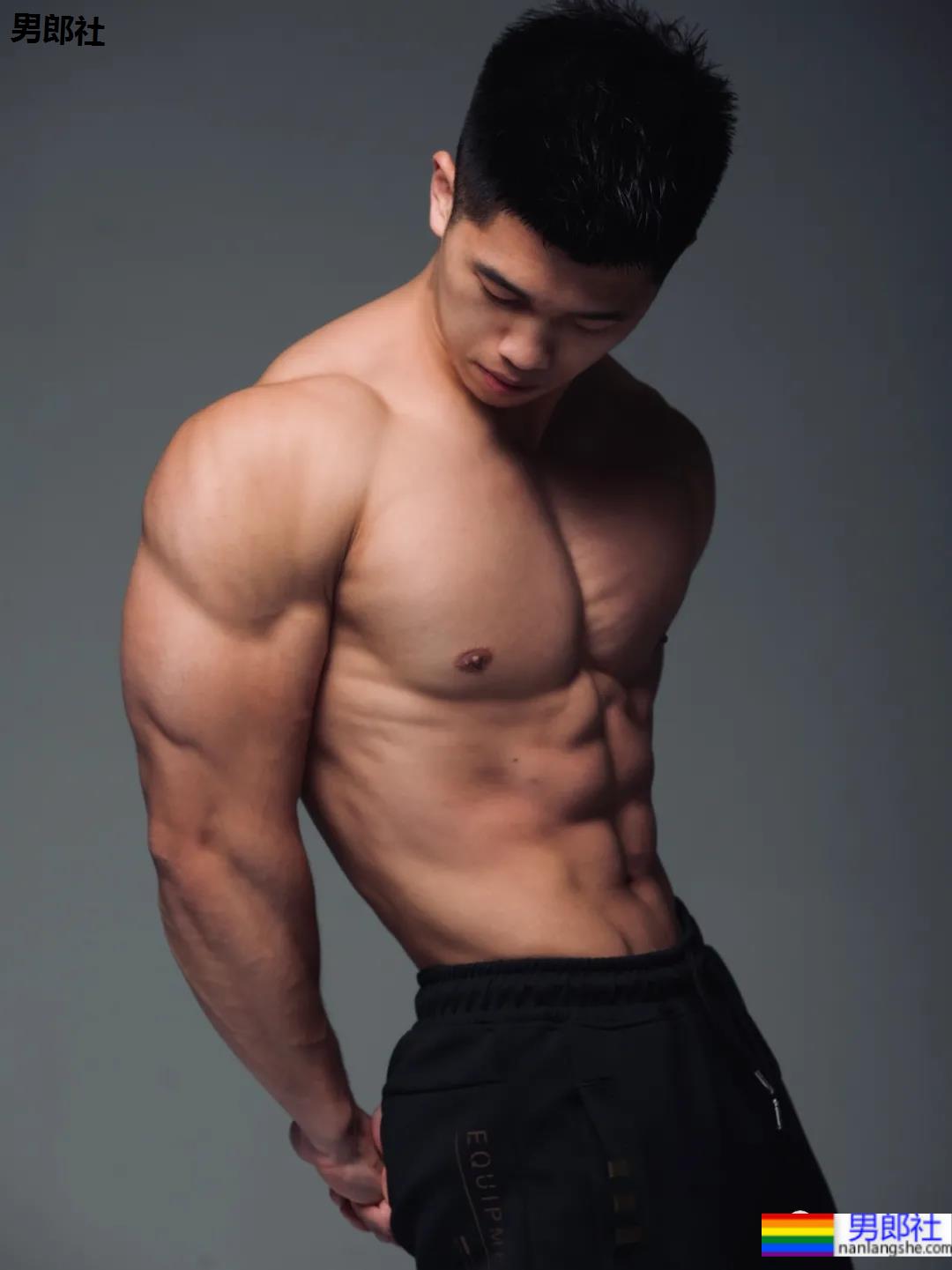 对镜自拍的D胸腹肌小哥，这身材力量感十足！ - 51虹马