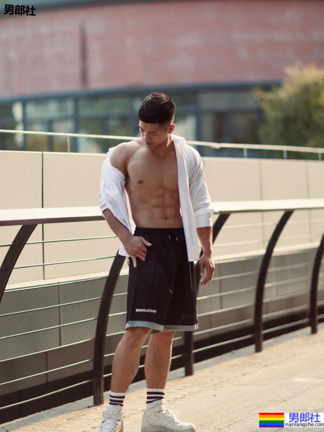 对镜自拍的D胸腹肌小哥，这身材力量感十足！ - 51虹马