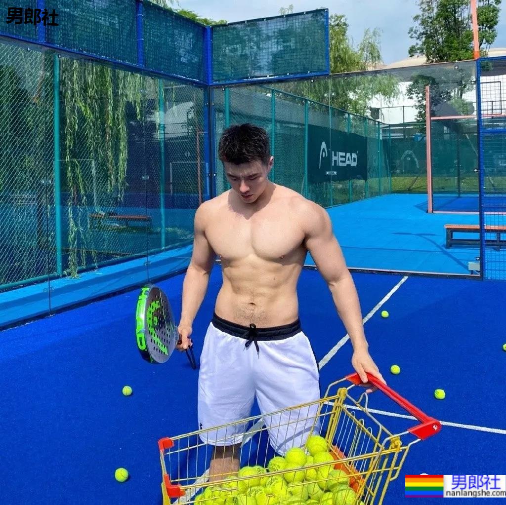 网球场遇到这样的肌肉体育生，传说中的“桃屁”男孩！-51虹马