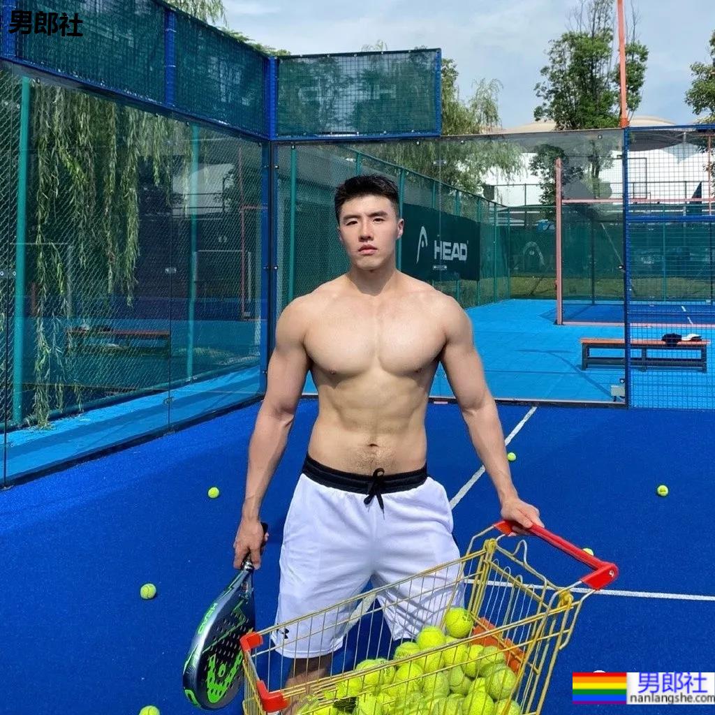 网球场遇到这样的肌肉体育生,传说中的“桃屁”男孩! - 51虹马 网球场遇到这样的肌肉体育生,传说中的“桃屁”男孩! - 51虹马