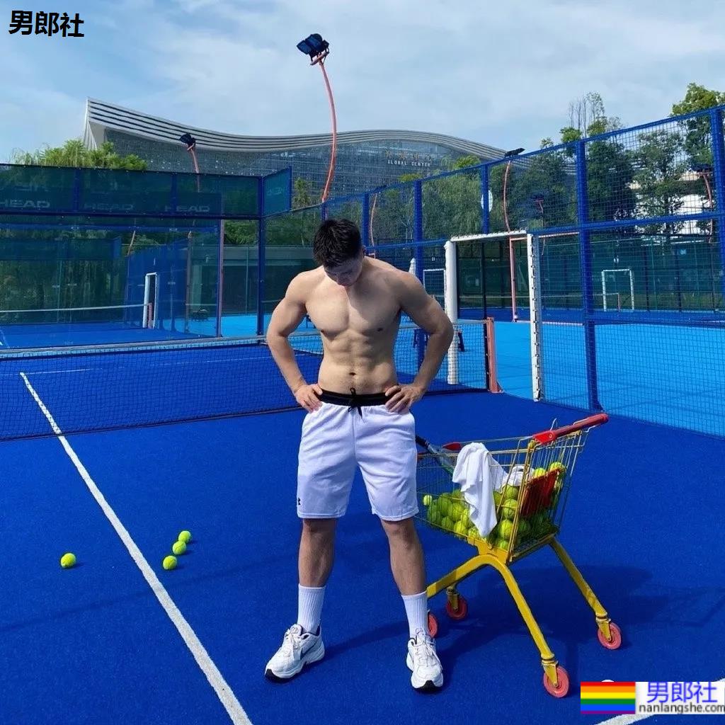 网球场遇到这样的肌肉体育生,传说中的“桃屁”男孩! - 51虹马 网球场遇到这样的肌肉体育生,传说中的“桃屁”男孩! - 51虹马