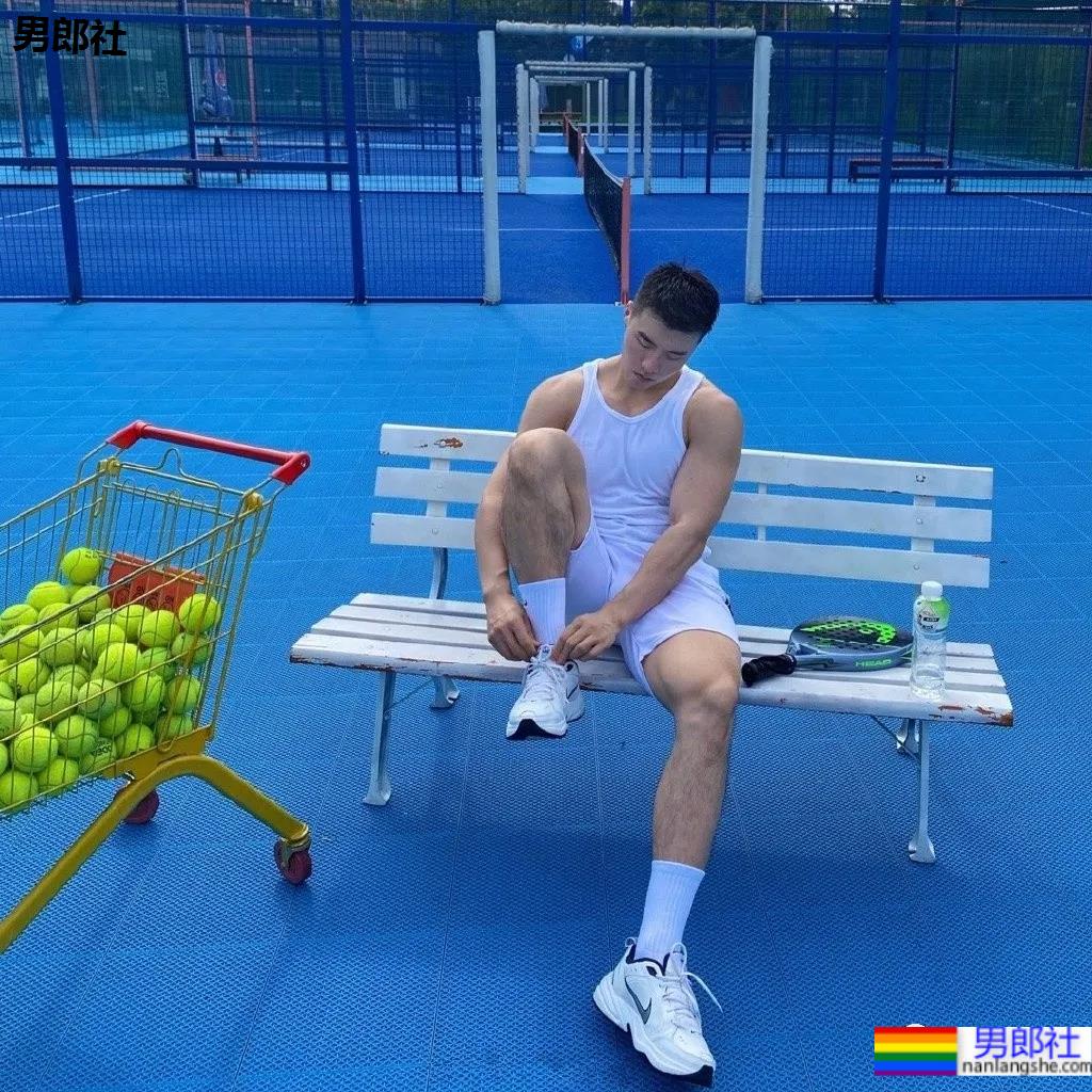 网球场遇到这样的肌肉体育生,传说中的“桃屁”男孩! - 51虹马 网球场遇到这样的肌肉体育生,传说中的“桃屁”男孩! - 51虹马