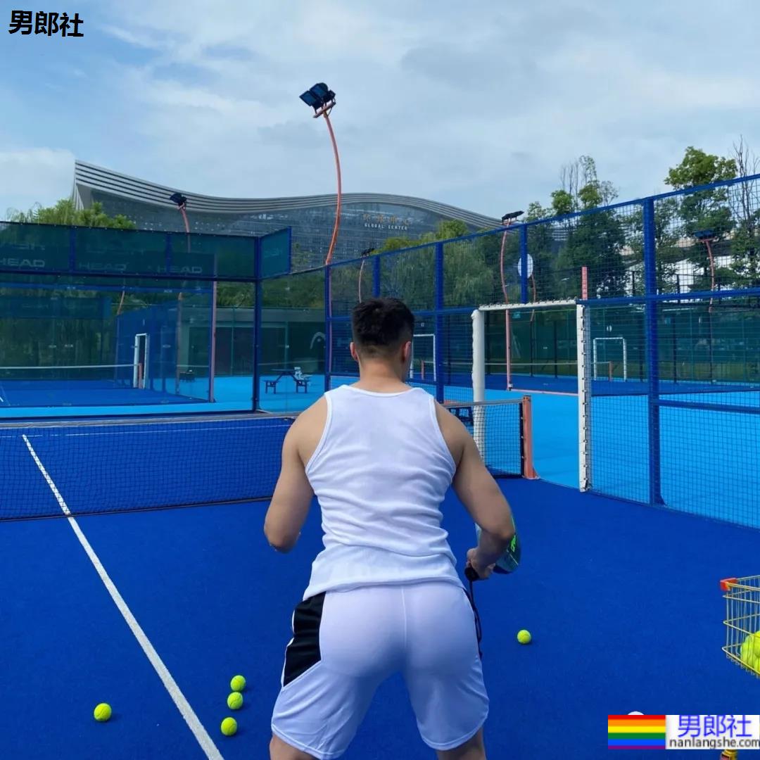 网球场遇到这样的肌肉体育生,传说中的“桃屁”男孩! - 51虹马 网球场遇到这样的肌肉体育生,传说中的“桃屁”男孩! - 51虹马