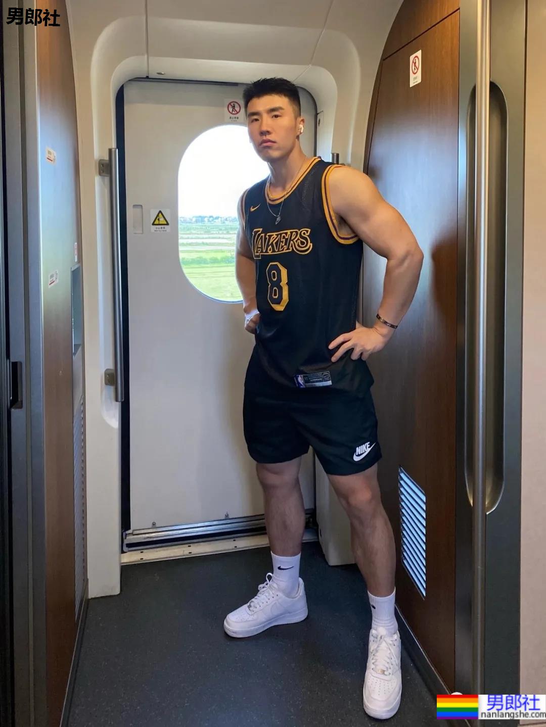 网球场遇到这样的肌肉体育生,传说中的“桃屁”男孩! - 51虹马 网球场遇到这样的肌肉体育生,传说中的“桃屁”男孩! - 51虹马