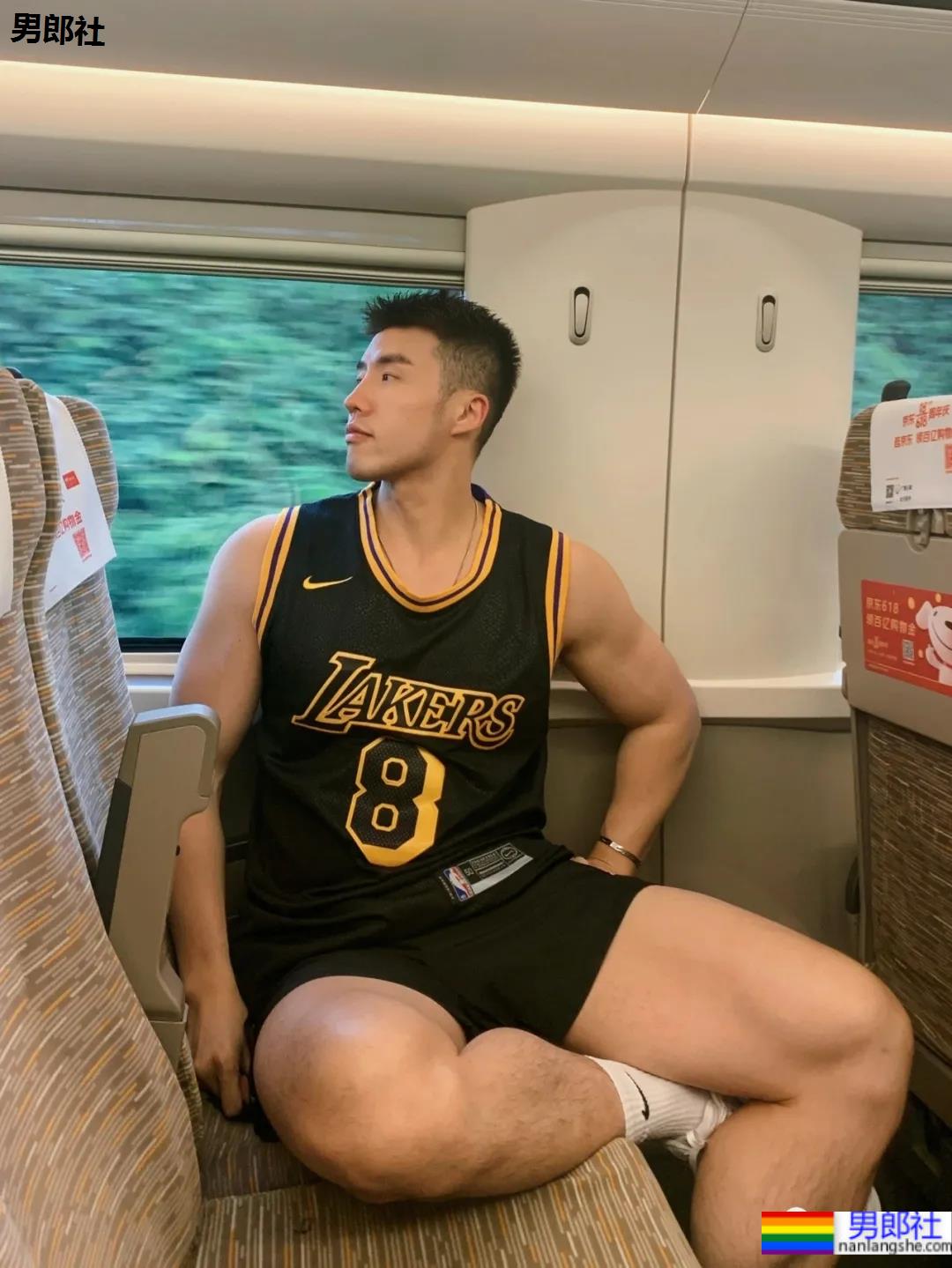 网球场遇到这样的肌肉体育生,传说中的“桃屁”男孩! - 51虹马 网球场遇到这样的肌肉体育生,传说中的“桃屁”男孩! - 51虹马