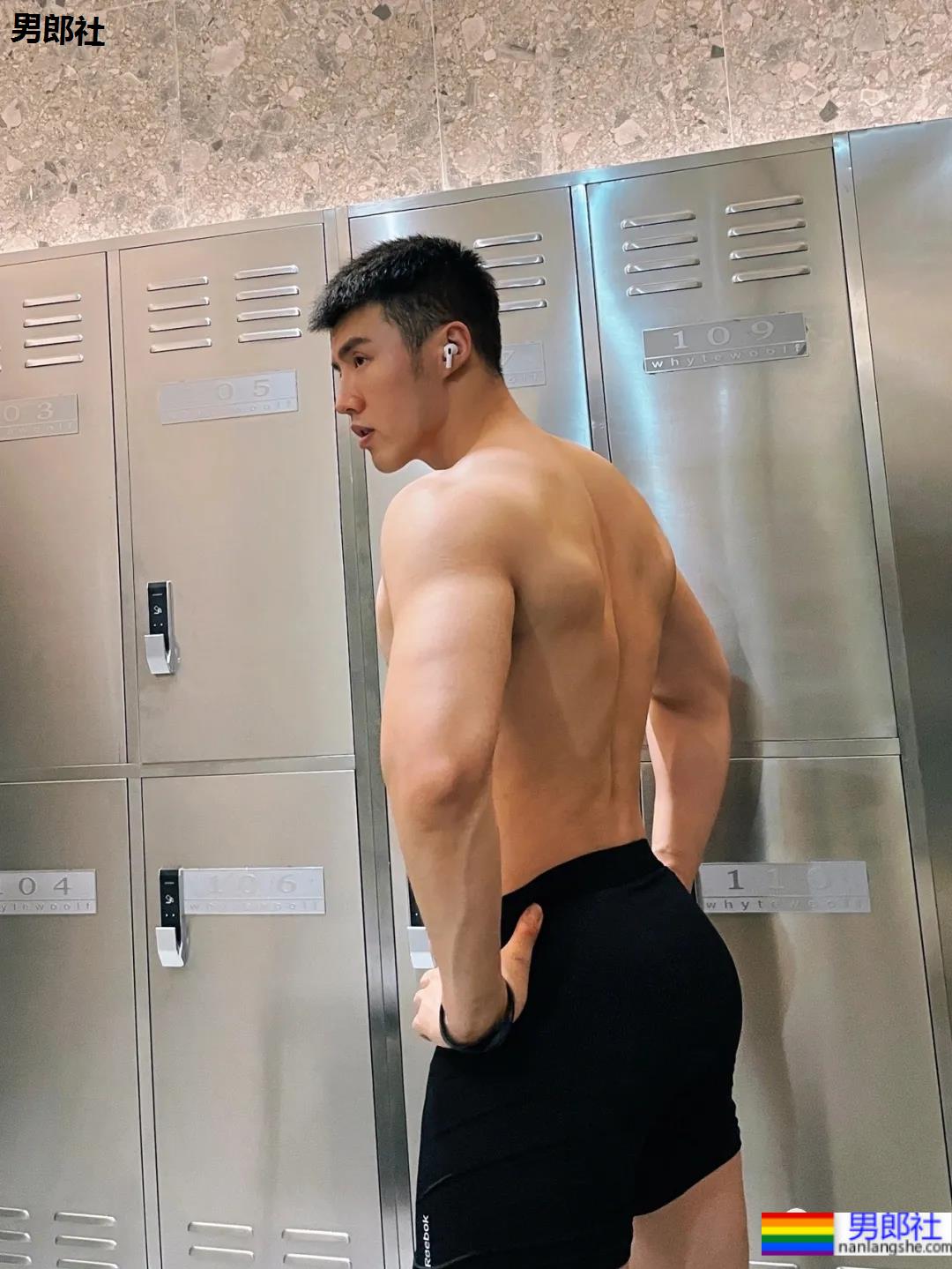 网球场遇到这样的肌肉体育生,传说中的“桃屁”男孩! - 51虹马 网球场遇到这样的肌肉体育生,传说中的“桃屁”男孩! - 51虹马