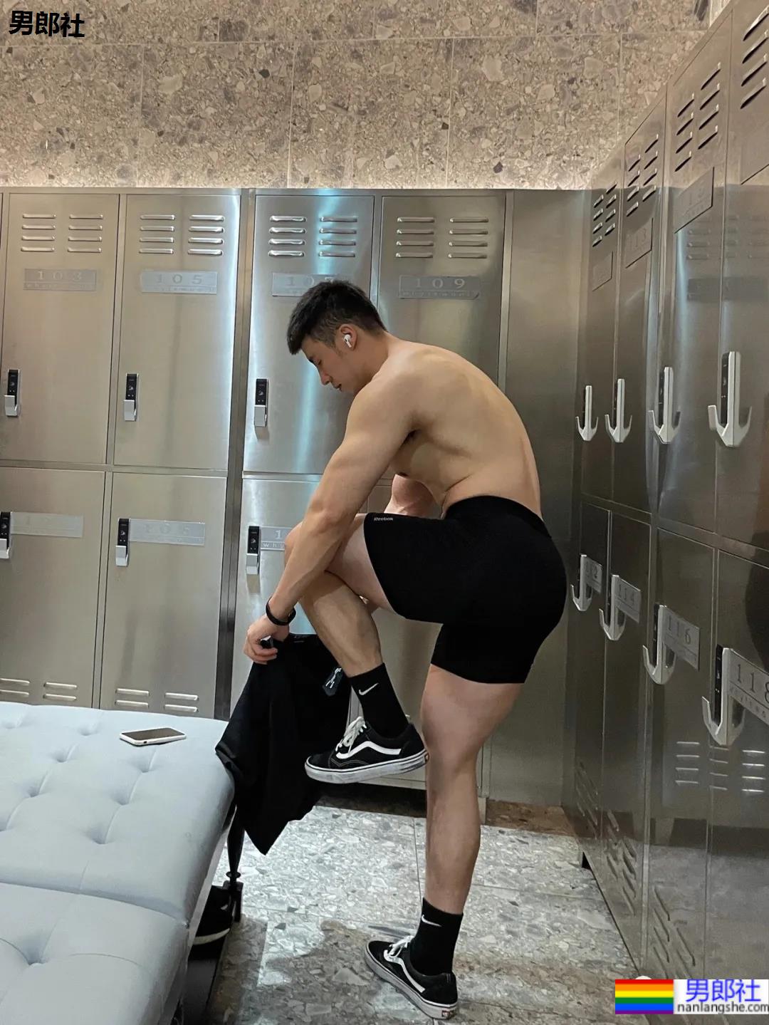 网球场遇到这样的肌肉体育生,传说中的“桃屁”男孩! - 51虹马 网球场遇到这样的肌肉体育生,传说中的“桃屁”男孩! - 51虹马