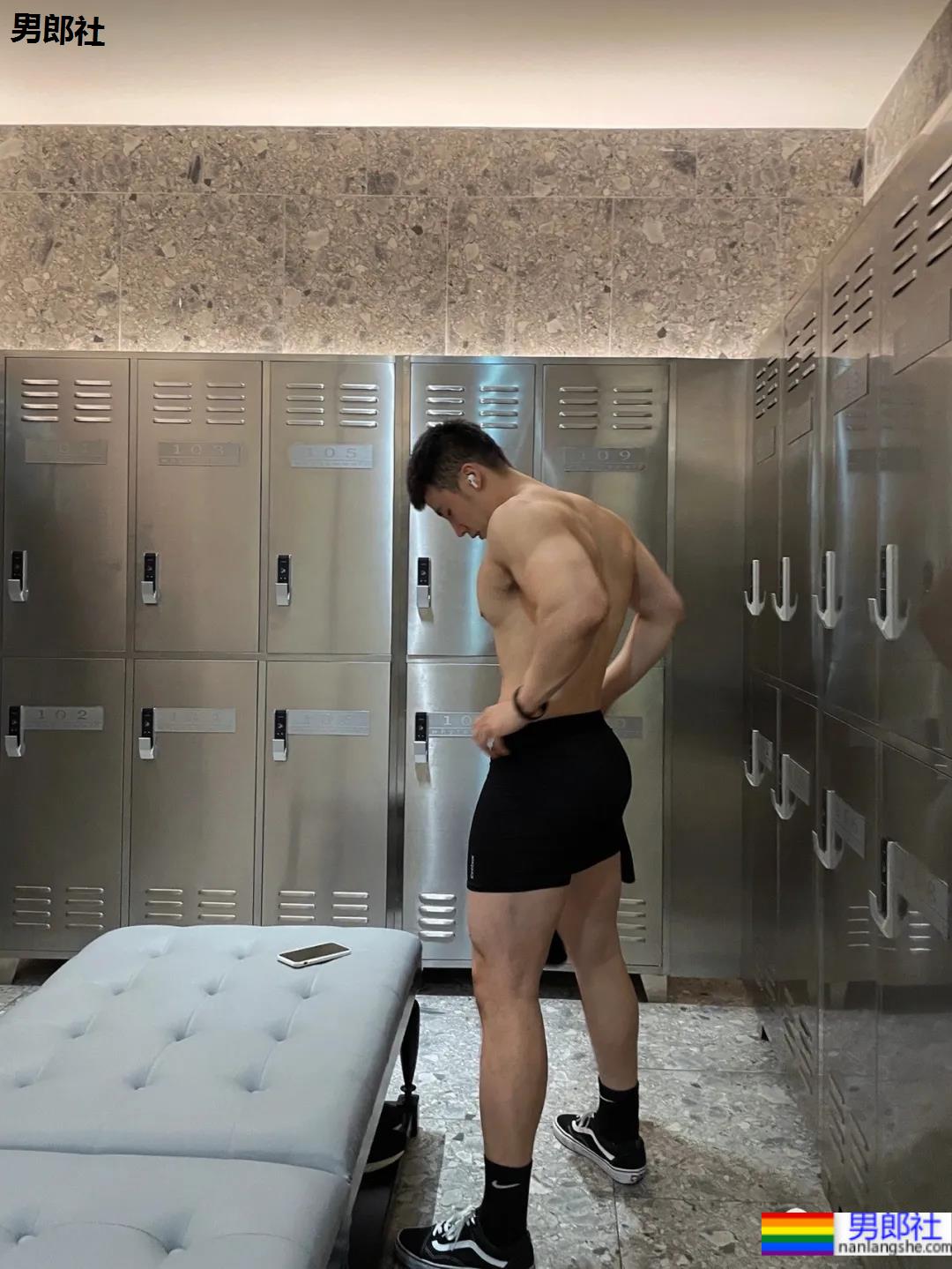 网球场遇到这样的肌肉体育生,传说中的“桃屁”男孩! - 51虹马 网球场遇到这样的肌肉体育生,传说中的“桃屁”男孩! - 51虹马