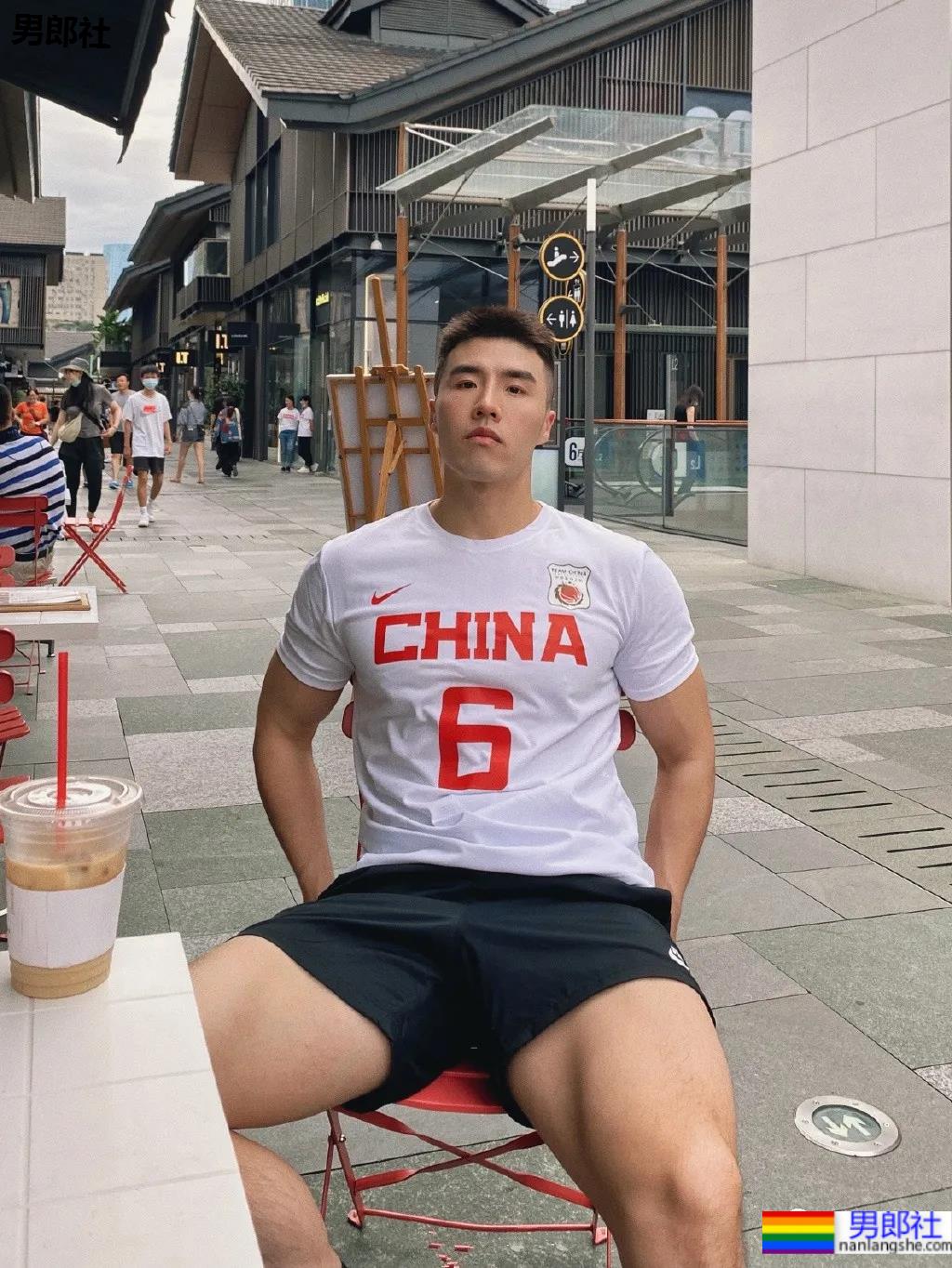 网球场遇到这样的肌肉体育生,传说中的“桃屁”男孩! - 51虹马 网球场遇到这样的肌肉体育生,传说中的“桃屁”男孩! - 51虹马