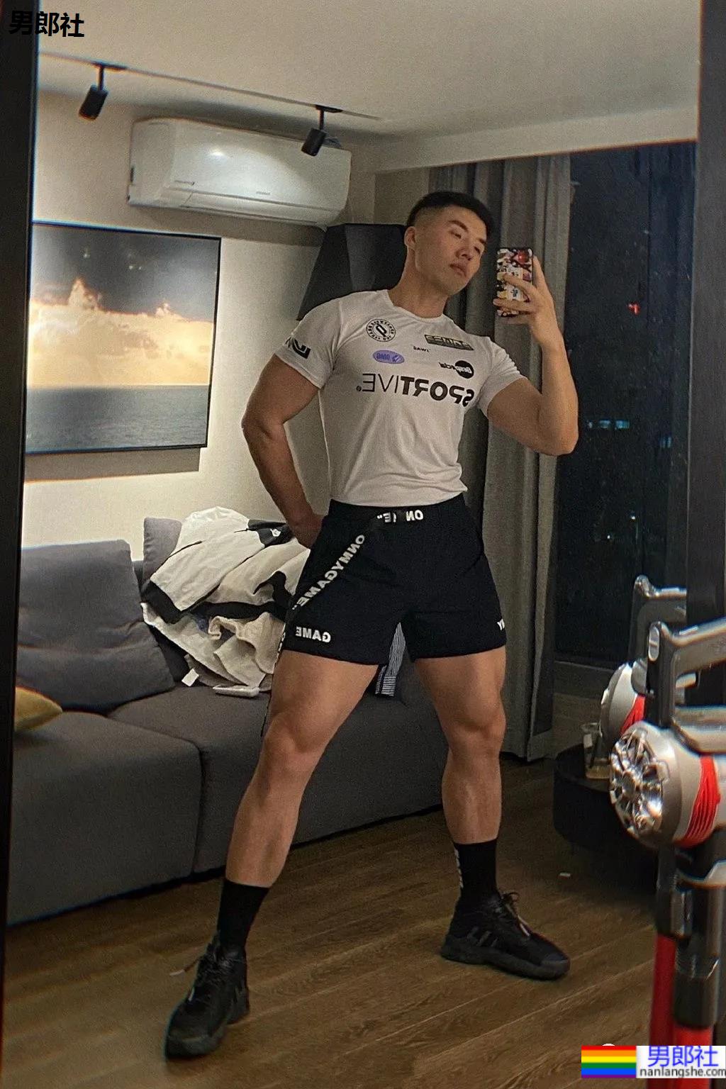 网球场遇到这样的肌肉体育生,传说中的“桃屁”男孩! - 51虹马 网球场遇到这样的肌肉体育生,传说中的“桃屁”男孩! - 51虹马