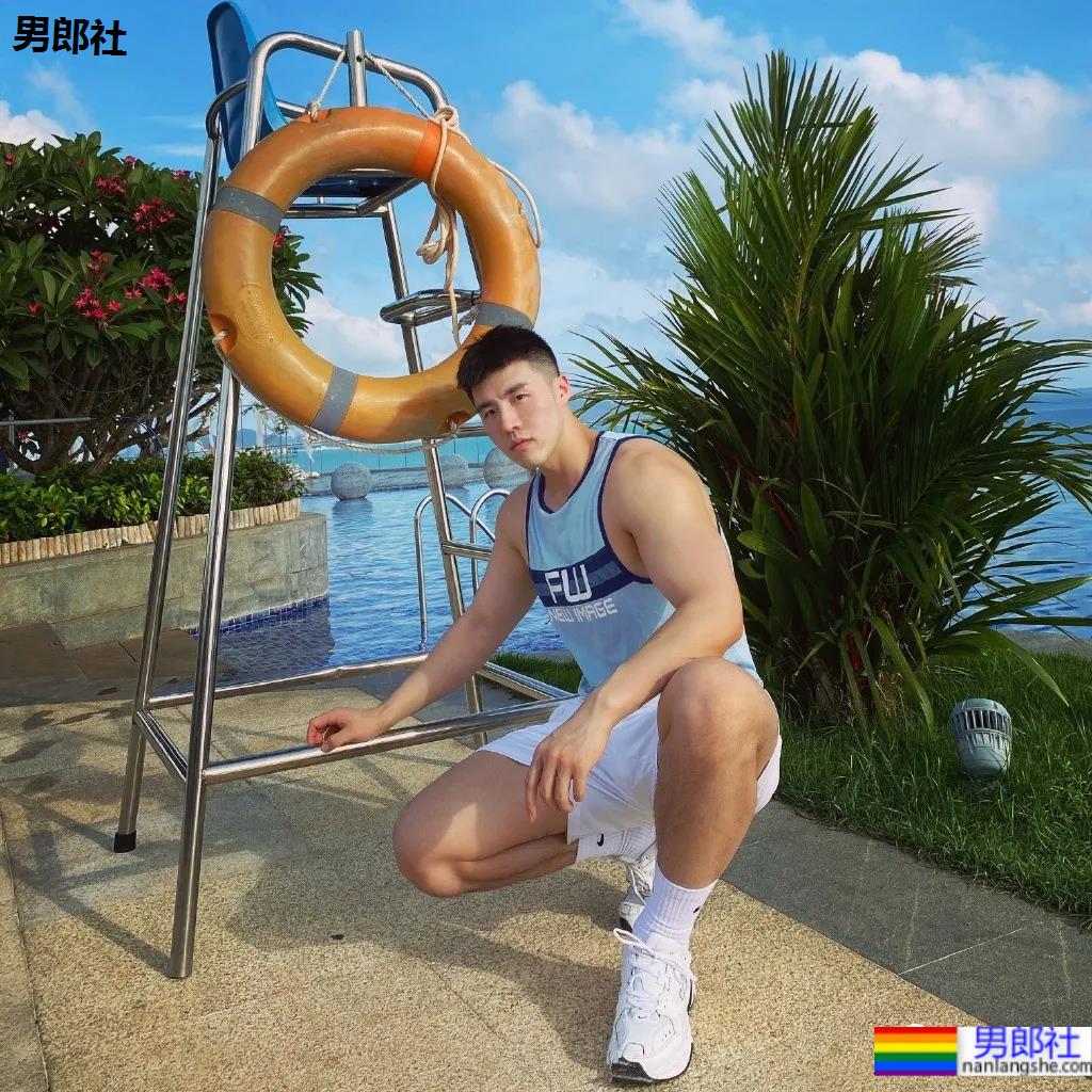 网球场遇到这样的肌肉体育生,传说中的“桃屁”男孩! - 51虹马 网球场遇到这样的肌肉体育生,传说中的“桃屁”男孩! - 51虹马