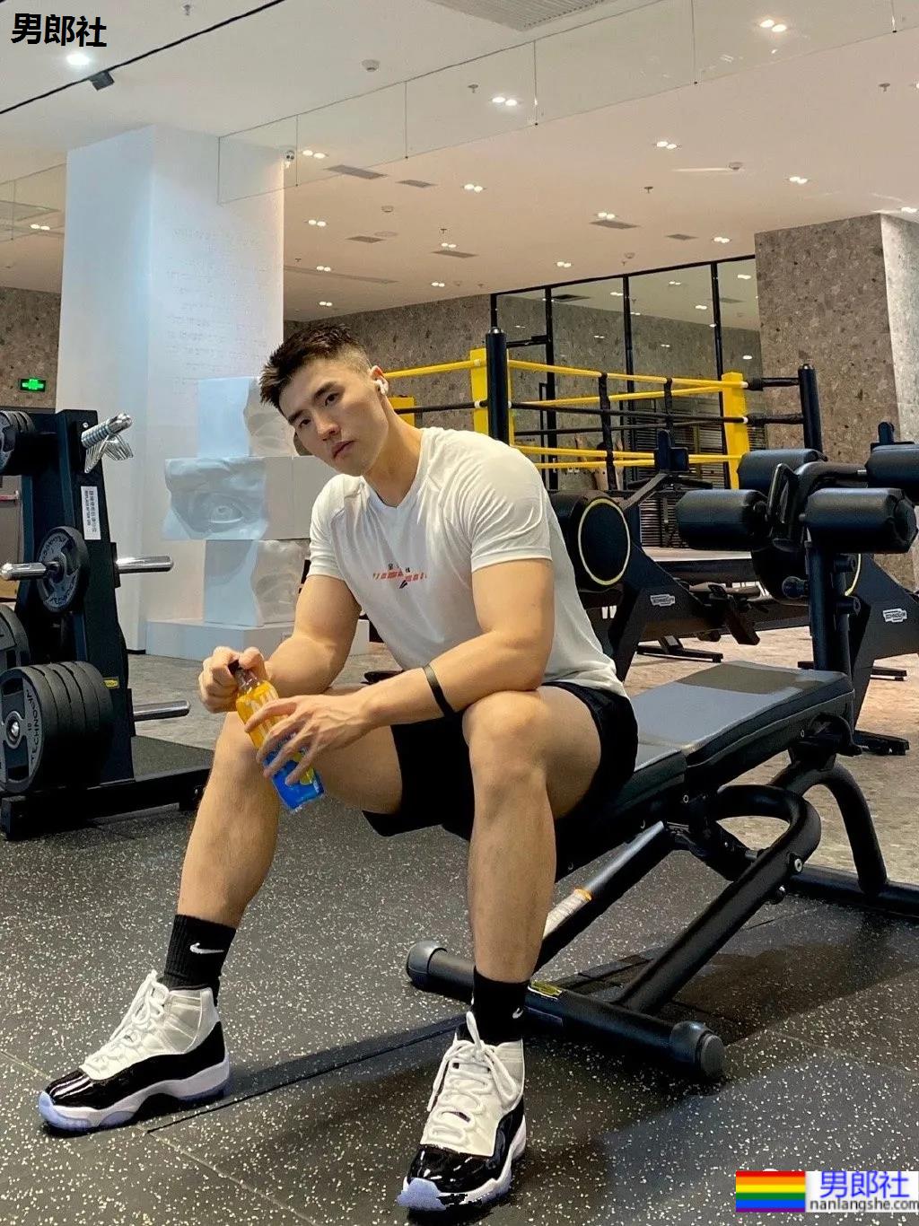 网球场遇到这样的肌肉体育生,传说中的“桃屁”男孩! - 51虹马 网球场遇到这样的肌肉体育生,传说中的“桃屁”男孩! - 51虹马