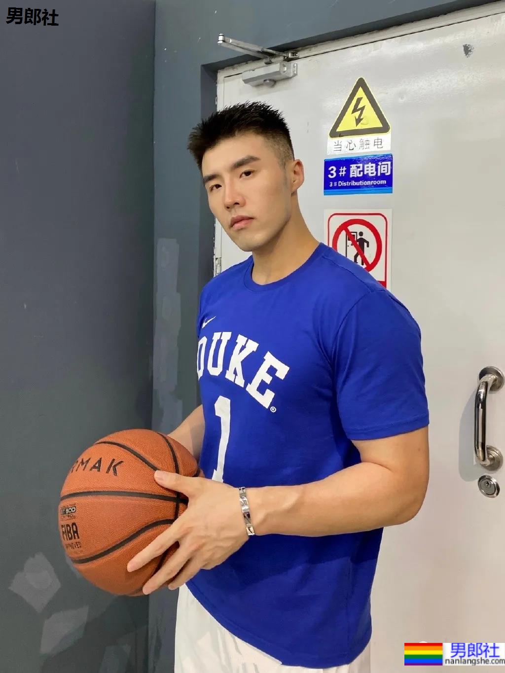 网球场遇到这样的肌肉体育生,传说中的“桃屁”男孩! - 51虹马 网球场遇到这样的肌肉体育生,传说中的“桃屁”男孩! - 51虹马