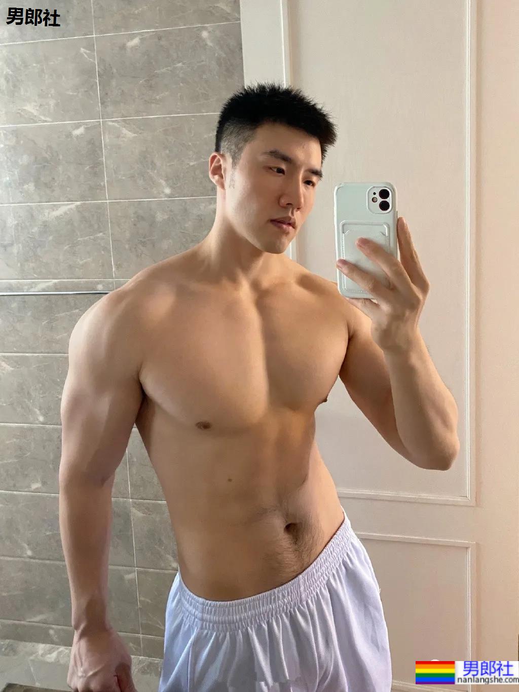 网球场遇到这样的肌肉体育生,传说中的“桃屁”男孩! - 51虹马 网球场遇到这样的肌肉体育生,传说中的“桃屁”男孩! - 51虹马