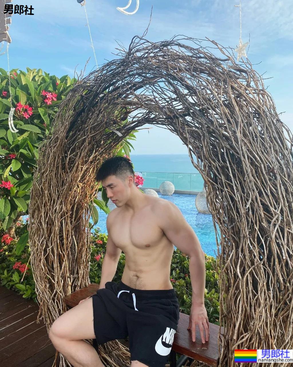 网球场遇到这样的肌肉体育生,传说中的“桃屁”男孩! - 51虹马 网球场遇到这样的肌肉体育生,传说中的“桃屁”男孩! - 51虹马